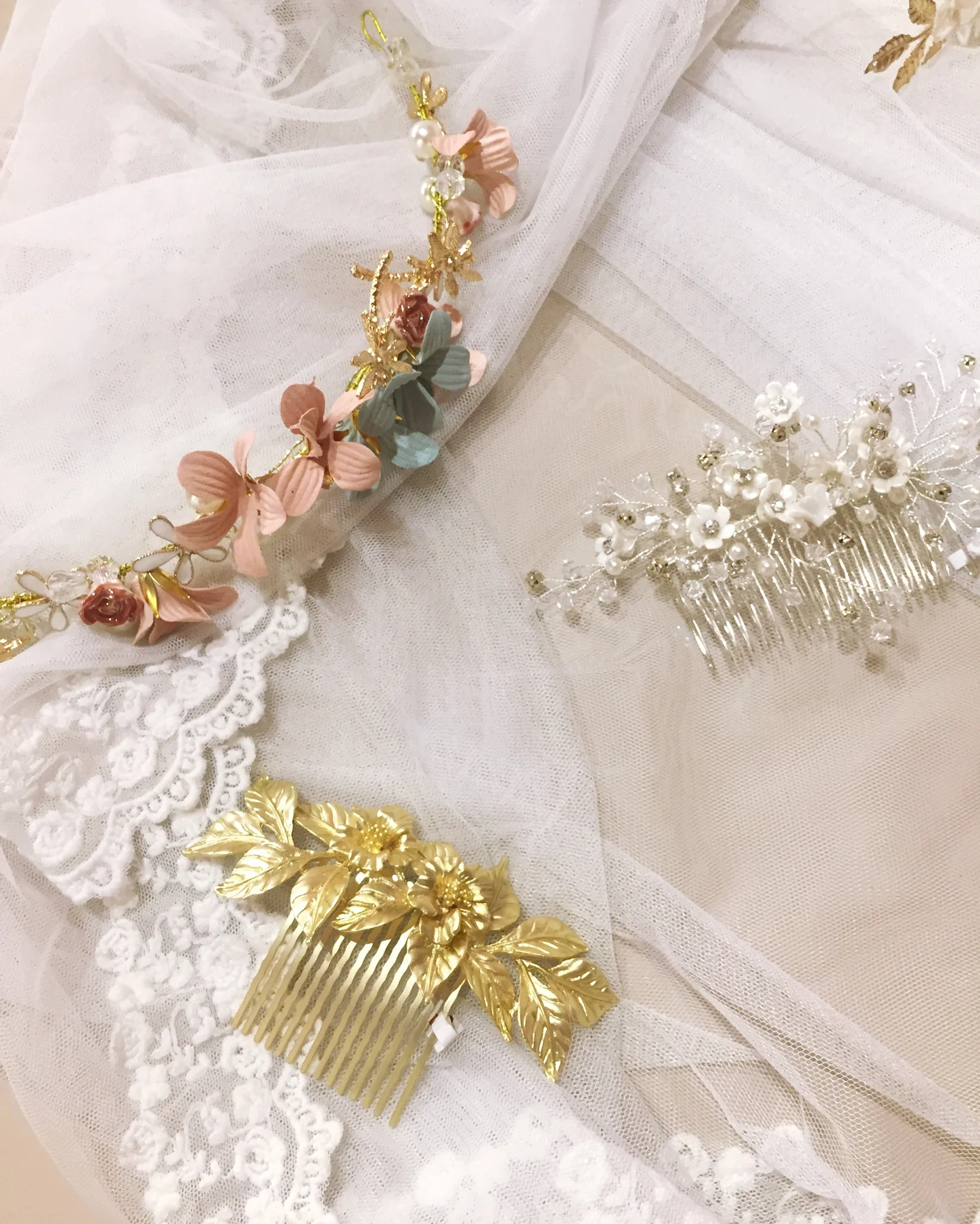 Detalle de la selección de tiaras y apliques para darle el toque final al peinado de novias románticas.