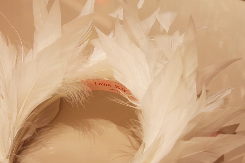diadema_plumas_blancas_detalle.jpg