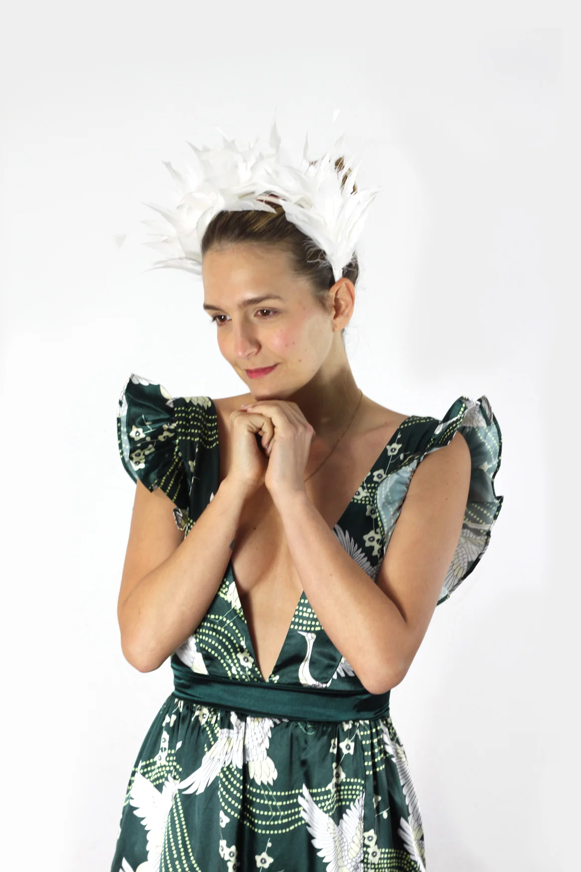 vestido_cigueña_tocado_plumas.jpg