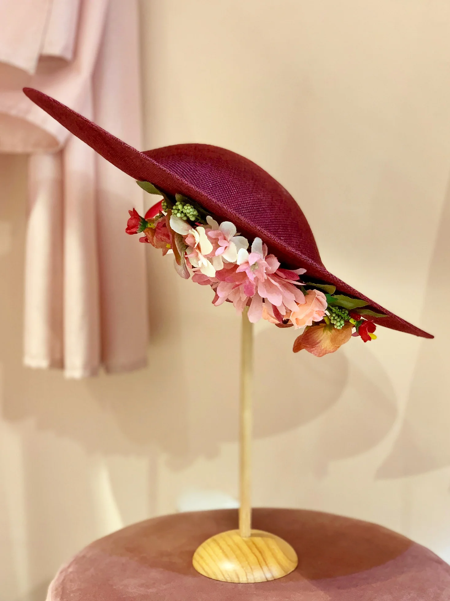 Tocado_Plato_Burdeos_Flores_boda.jpg