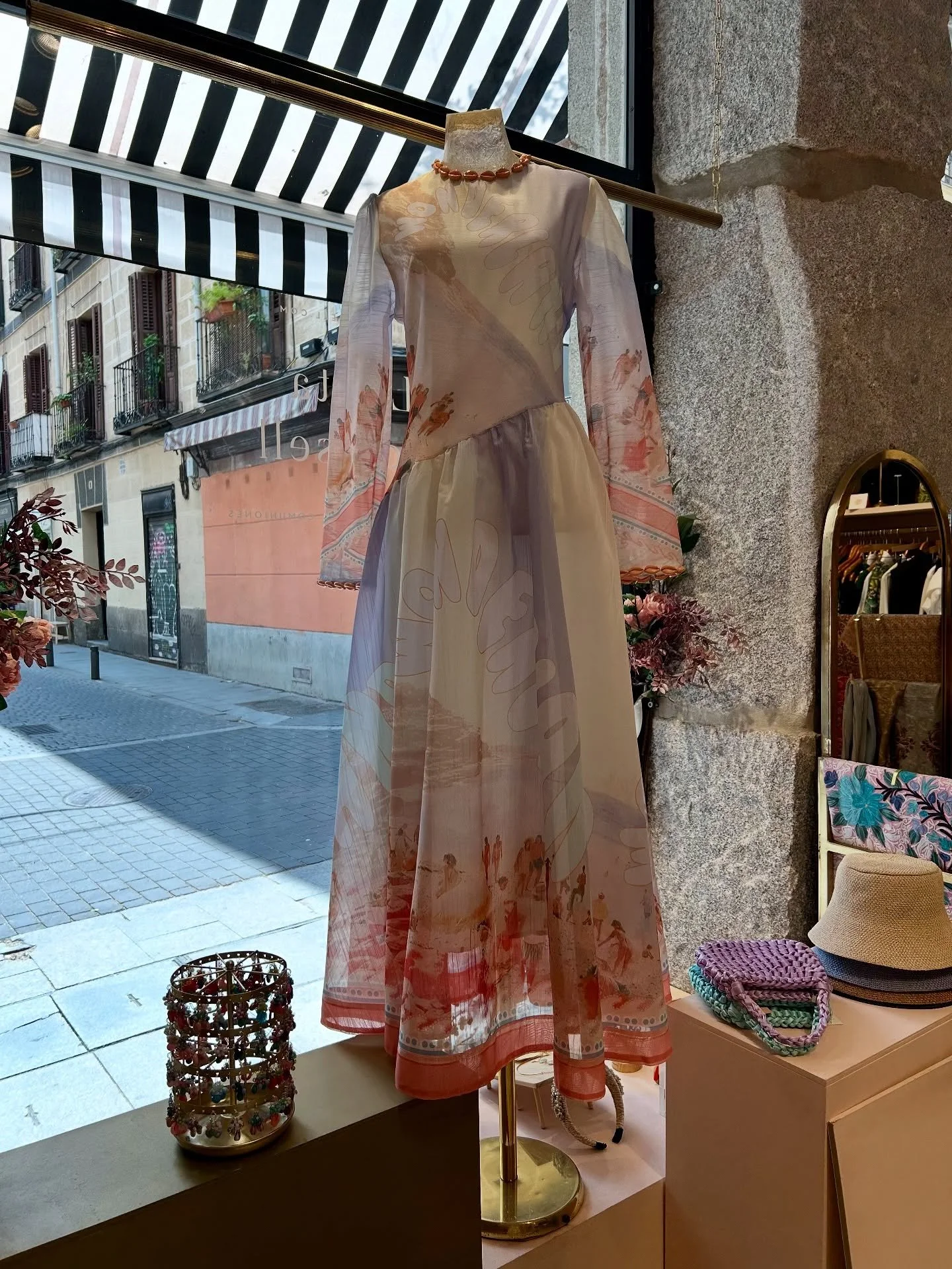 En breve voy a subir v&iacute;deo con este vestido puesto, que es una maravilla. Y en el texto abro un mel&oacute;n grande, en el que pienso a menudo. Me he explayado tanto que instagram no me dejaba escribir m&aacute;s. 😄 Cu&eacute;ntame si te pasa