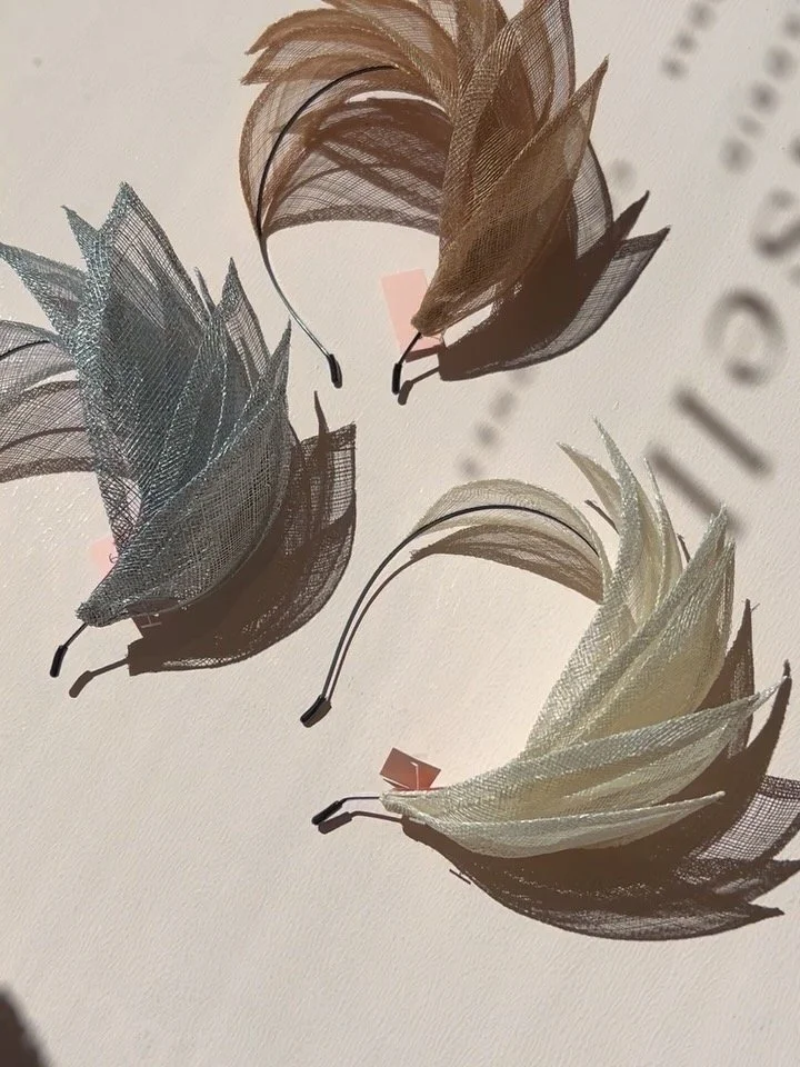 ✨&iquest;Para el d&iacute;a o para la noche? ✨

Hay accesorios que nacieron para brillar en cualquier momento. Estos tocados, delicados y ligeros, juegan con la luz y las sombras, acompa&ntilde;&aacute;ndote igual de bien a una boda de d&iacute;a, co