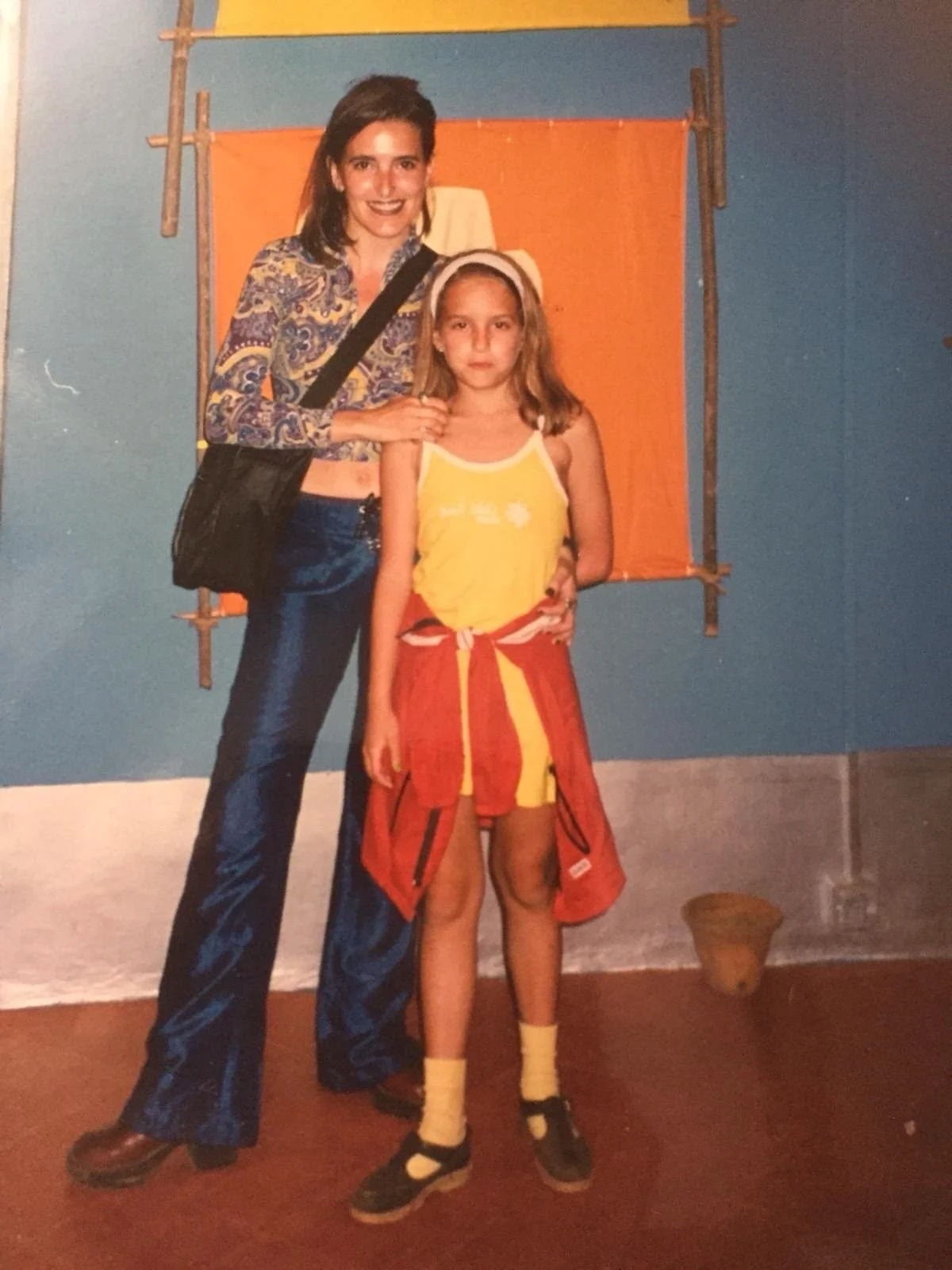 Con esta edad a mis compa&ntilde;eros les llevaban a Disney. Mi madre me llev&oacute; a la India. Ni m&aacute;s ni menos que durante dos meses. Aqu&iacute; tendr&iacute;a unos 8 a&ntilde;os y est&aacute;bamos en Goa. 

Ella dise&ntilde;aba y fabricab