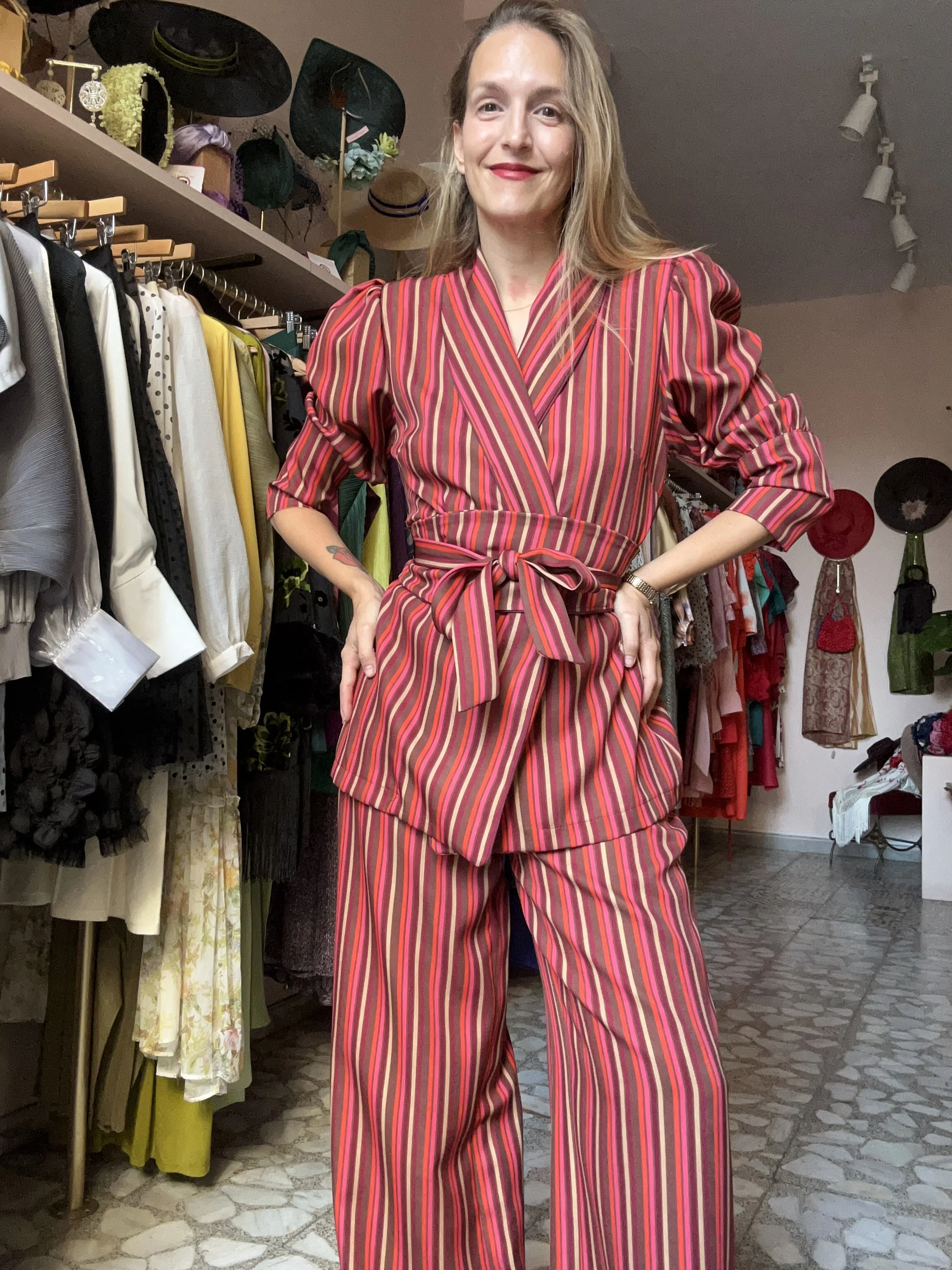 Traje a rayas rojo con sombrero andaluz
