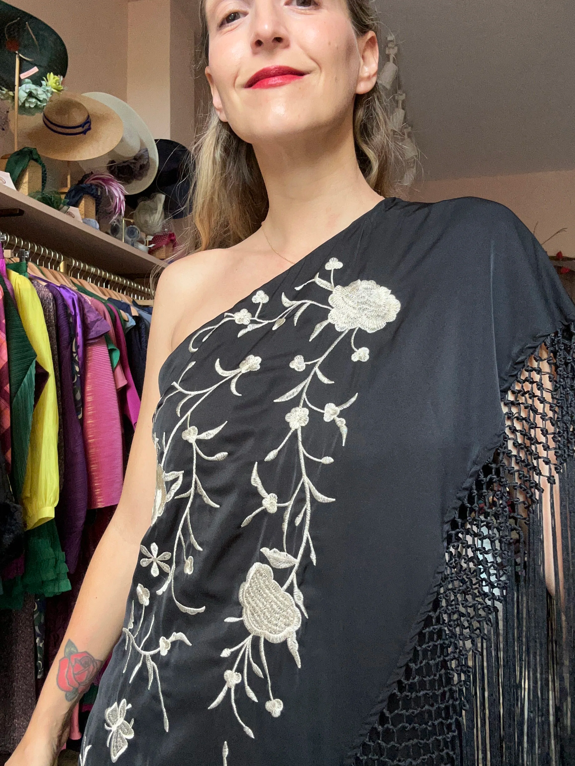 Vestido negro bordado con flecos estilo mantón de manila