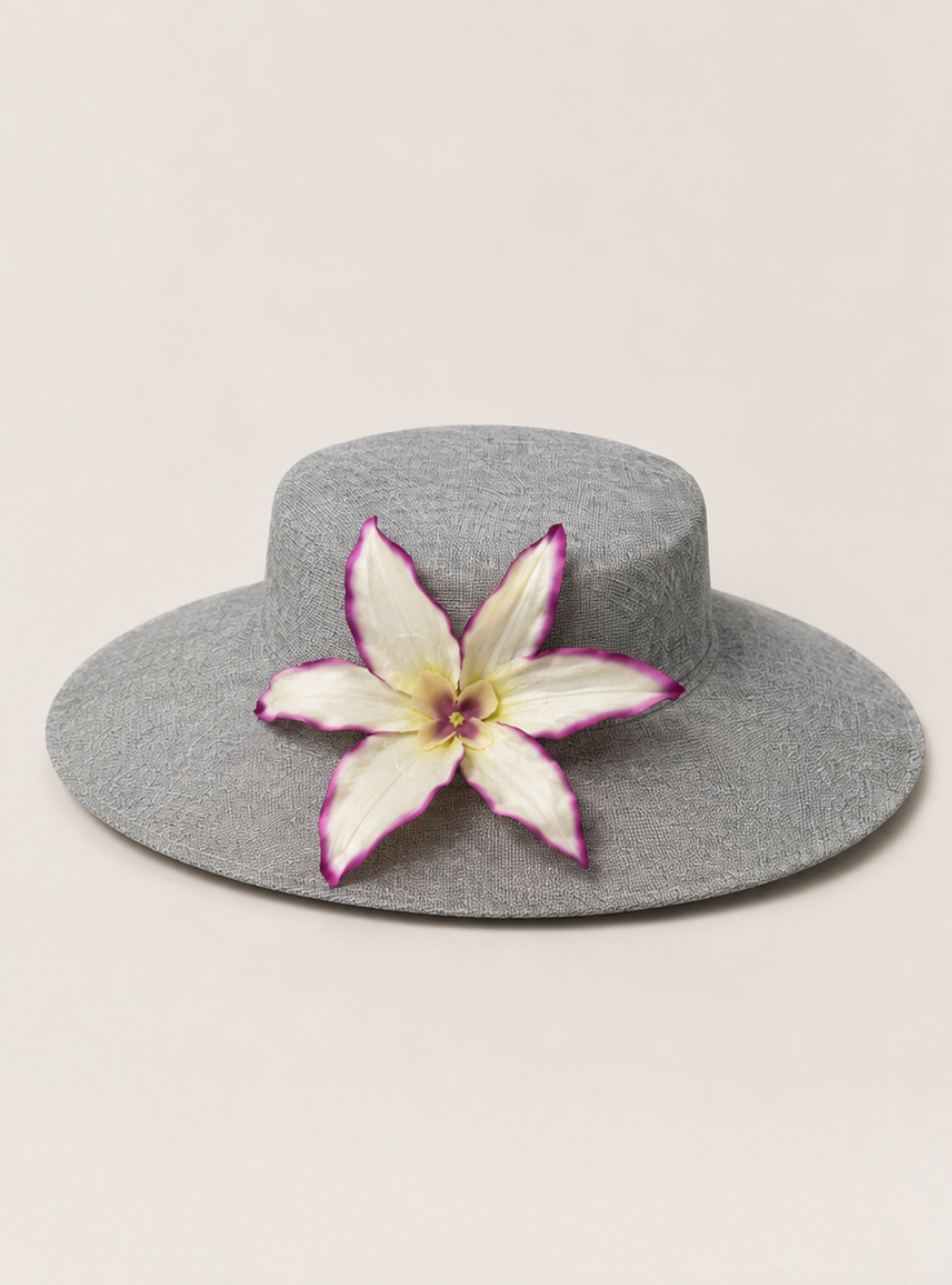 Sombrero gris de ala ancha con flor