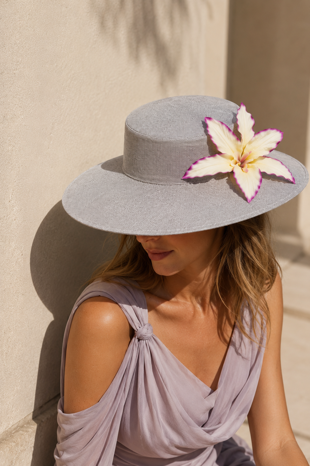 Pamela_gris_flor_tropical_lolita_mctisell_modelo.png