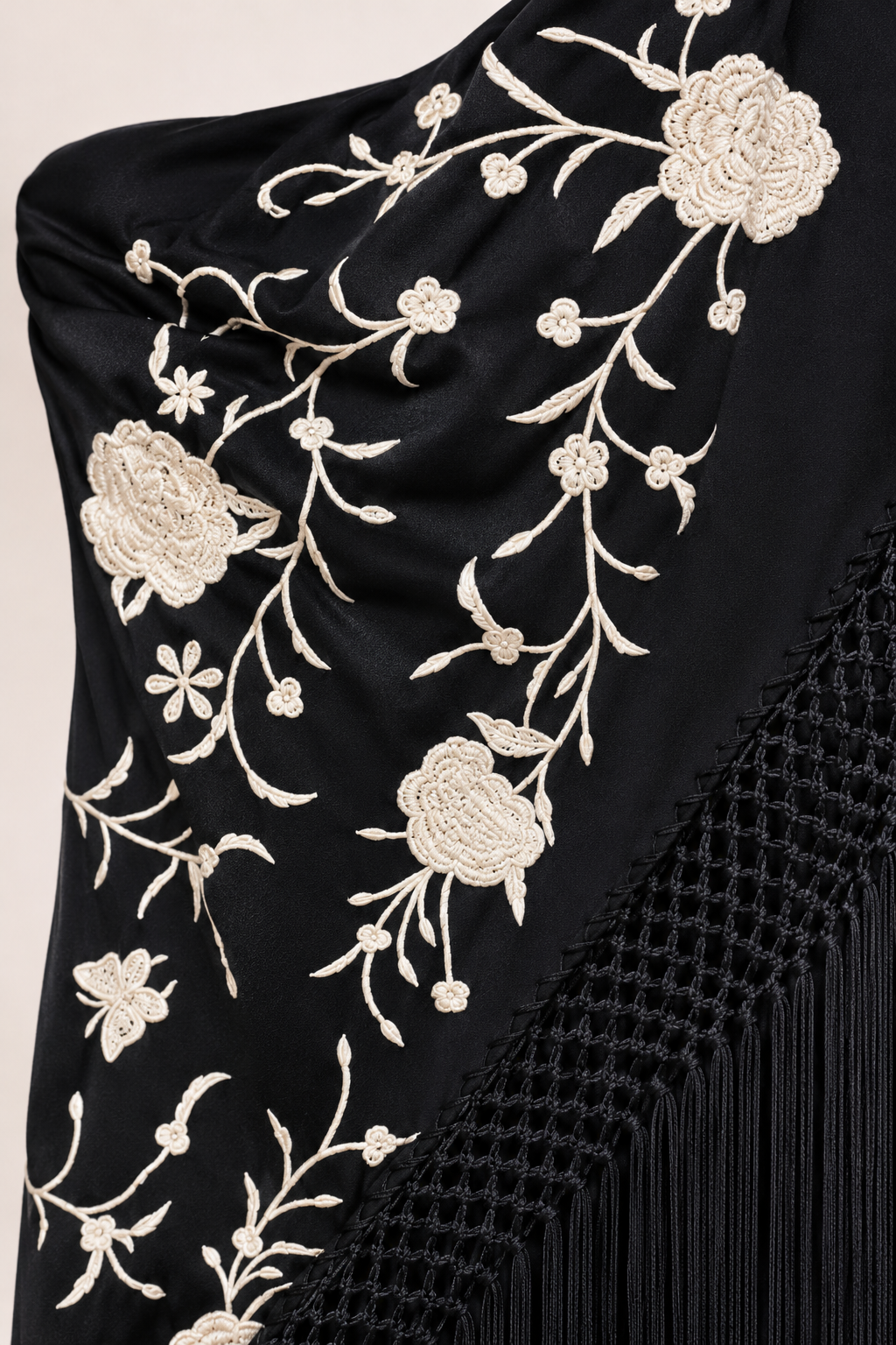 Bordado floral marfil sobre terciopelo negro.png