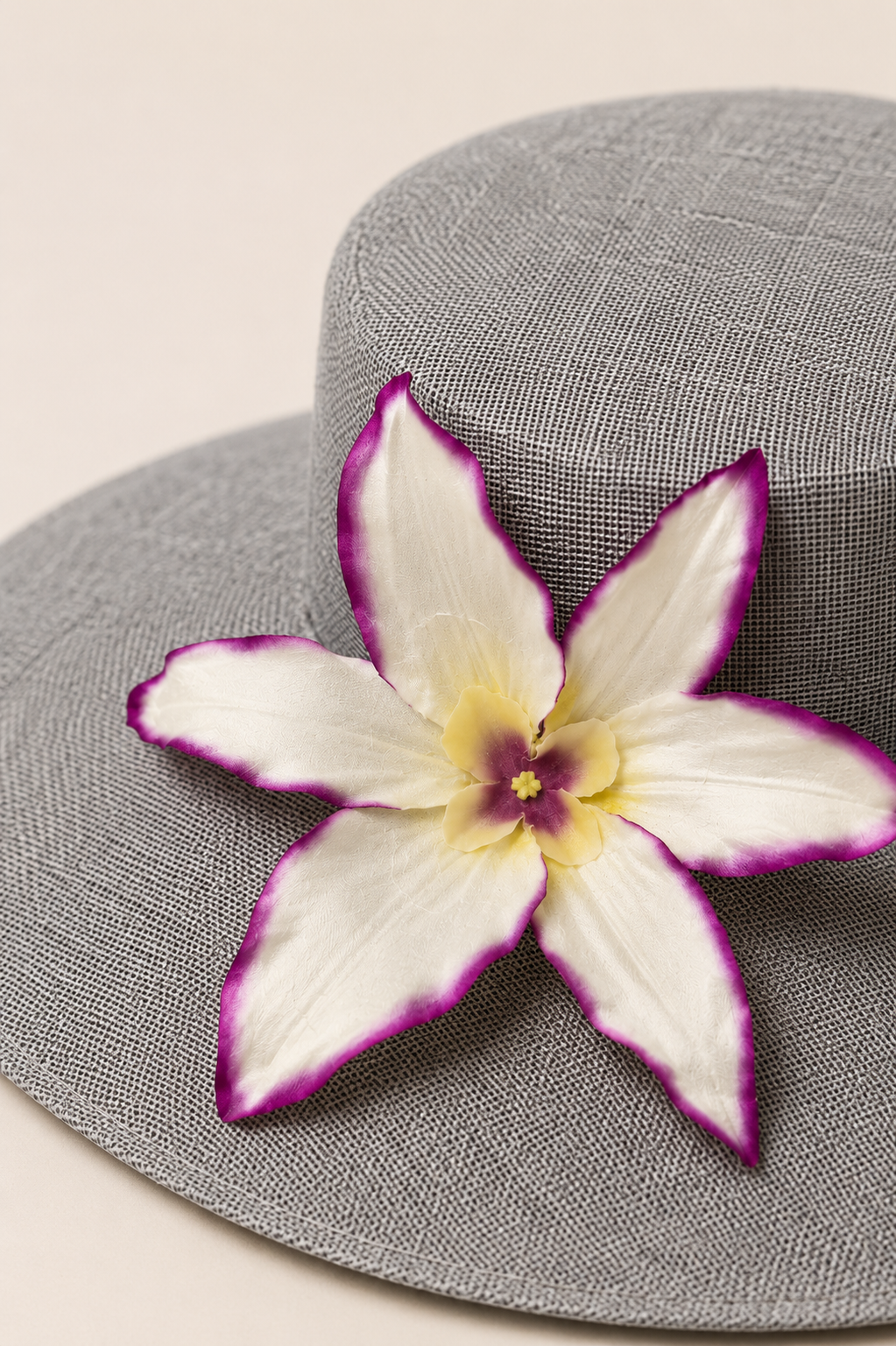 Pamela_gris_flor_tropical_lolita_mctisell_detalle_2.png