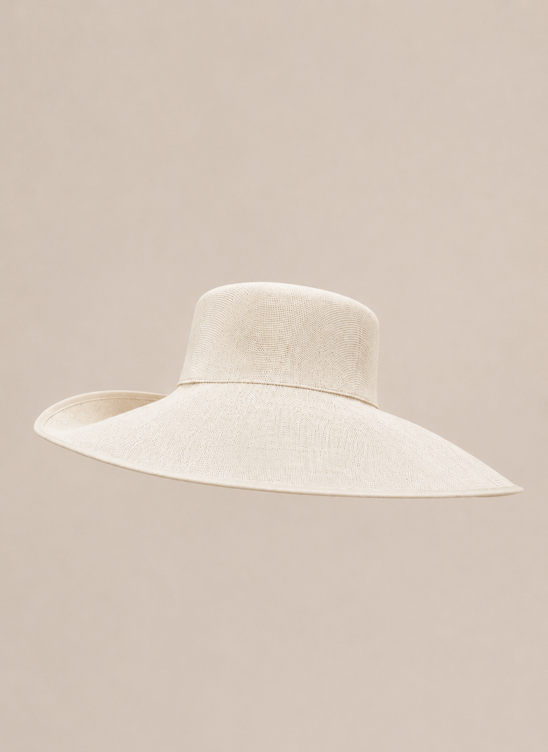Sombrero de ala ancha crudo para invitada