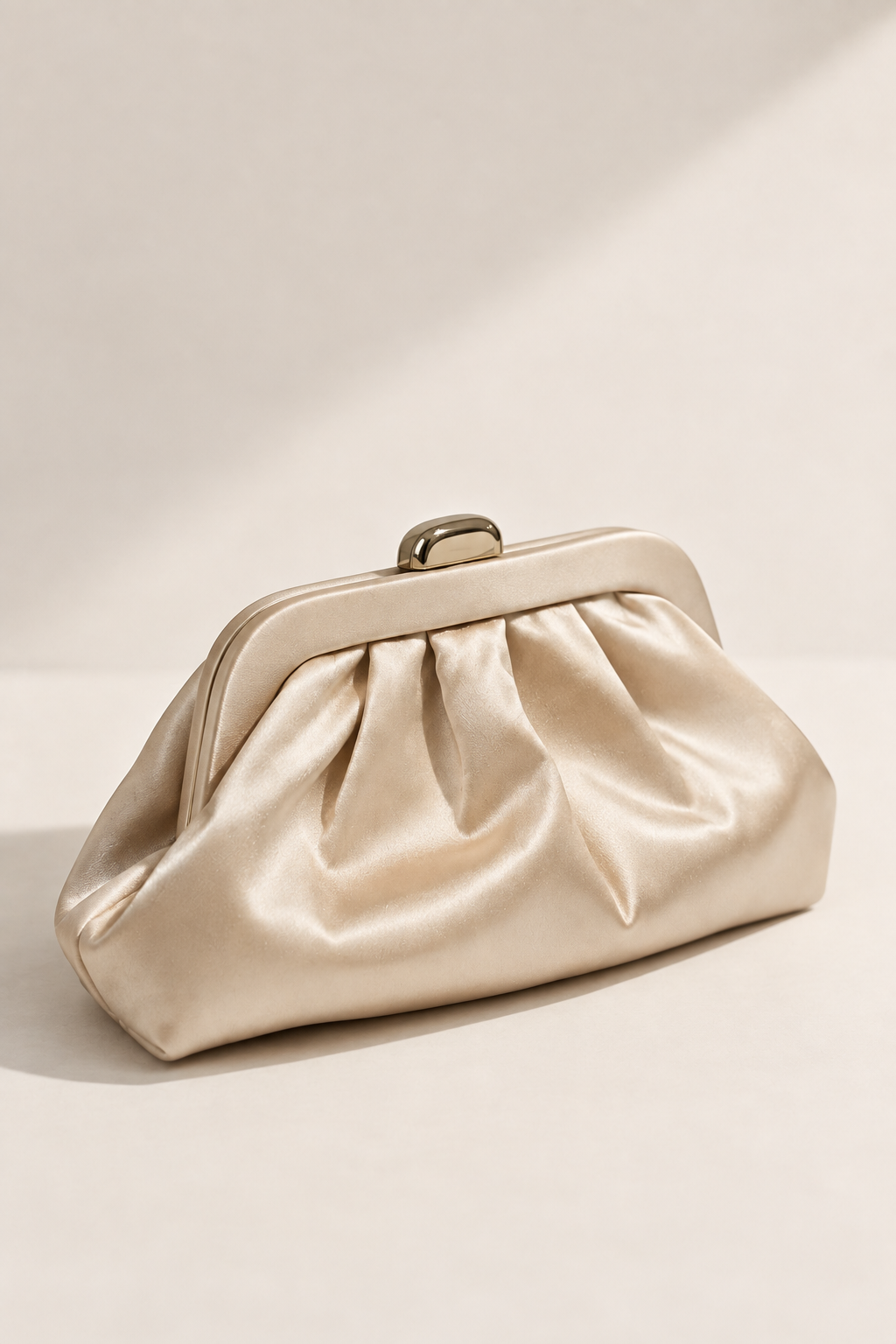 Bolso de fiesta champagne con boquilla