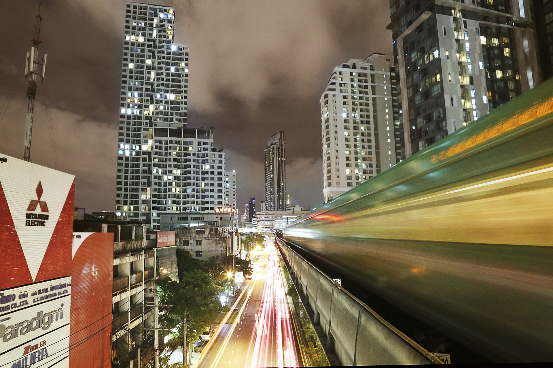 skytrain-457296_1920.jpg