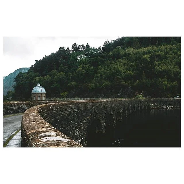 Cycling through the Elan Valley, the best part of Wales for us. Remote enough to feel like an adventure, close enough to a pub when you want lunch | 25.06
&bull;
&bull;
&bull;
&bull;
#twobiketo #graveladventure #graveltravel #desertofwales #elanvalle