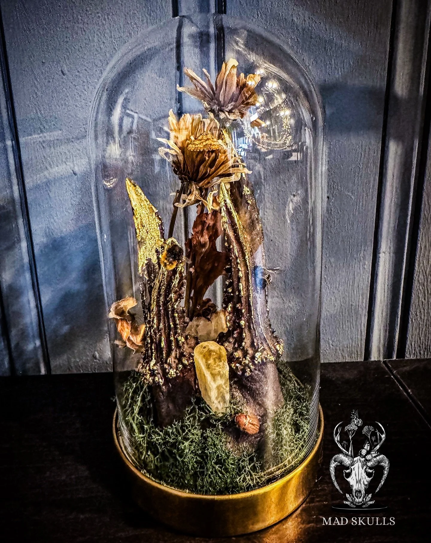 Nouvelle pi&egrave;ce 🐝✨

VENDUE

Bois et cr&acirc;ne de chevreuil teint&eacute;s brun profond, dorure &agrave; la feuille, citrine solaire, rayon de miel, bourdons, abeilles&hellip; et un petit papillon venu se poser l&agrave;, comme un secret.

Un