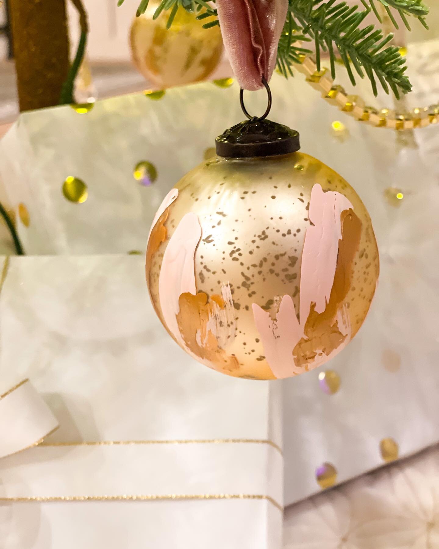 The Pink Mimosa ornament is such a festive lady! 💕 She enjoys all the good things: brunch, long walks on the beach, volcano candles, and hanging on a beautiful tree surrounded by friends and family 💕💕🎄💕💕

Grab this years ornaments now! The perf