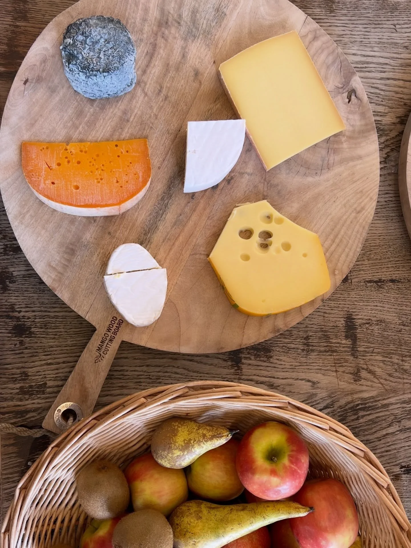 Postcards from the French countryside at @chateau_orquevaux ✨✨✨ 

#artresidency #abstractartwork #frenchcountrystyle #orquevaux #painters