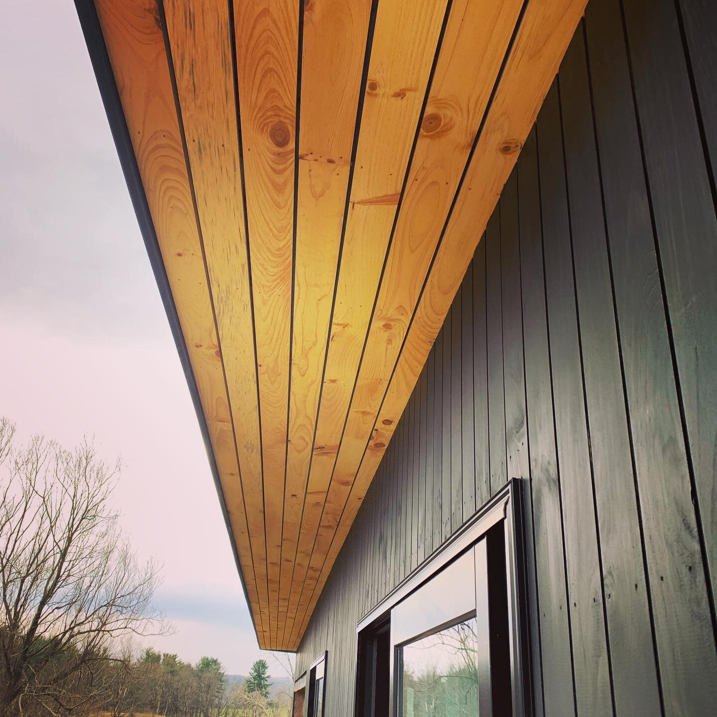 Soffits and siding looking good! 

@ghentwoodproducts 
#soffit #siding #nicklegap #blacksiding #naturalgrain #laboroflove #carpentry #contracting #itsinthedetails #countrylife #hudsonvalleyny