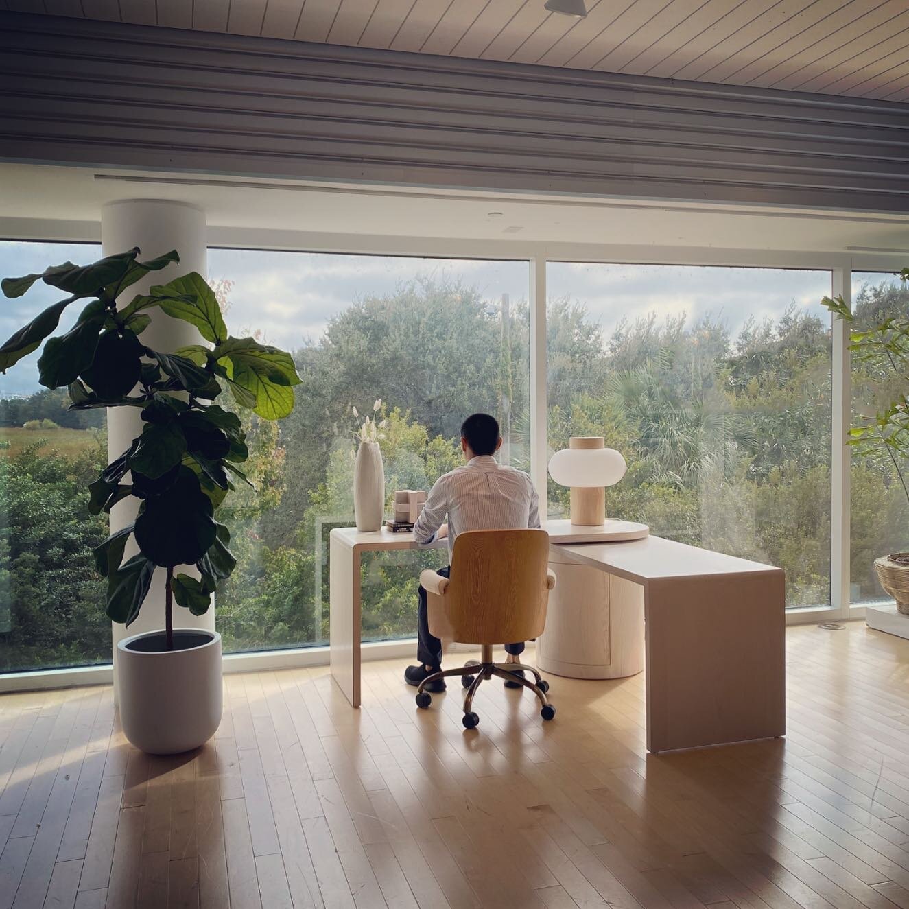 Love this #office setup

________
#officespace #officedesign #floortoceilingwindows #desksetup