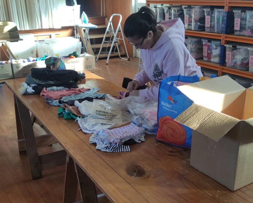 What a holiday haul! 🎒👕🧦
Our incredible volunteers have been hard at work sorting through the mountain of generous donations we received over the school holidays — and we had a great time doing it!
Thanks to the kindness of our community,