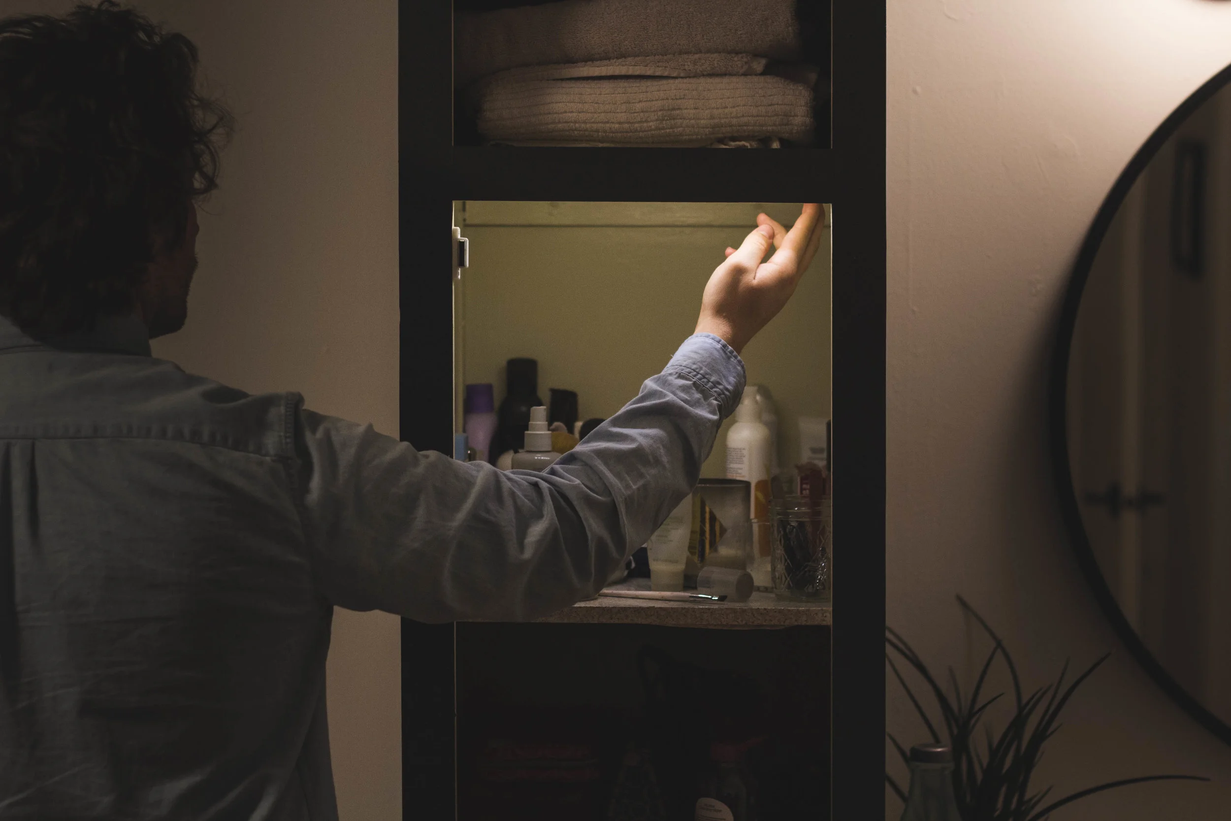  Oversized button is easy to locate in dark or awkward places. 