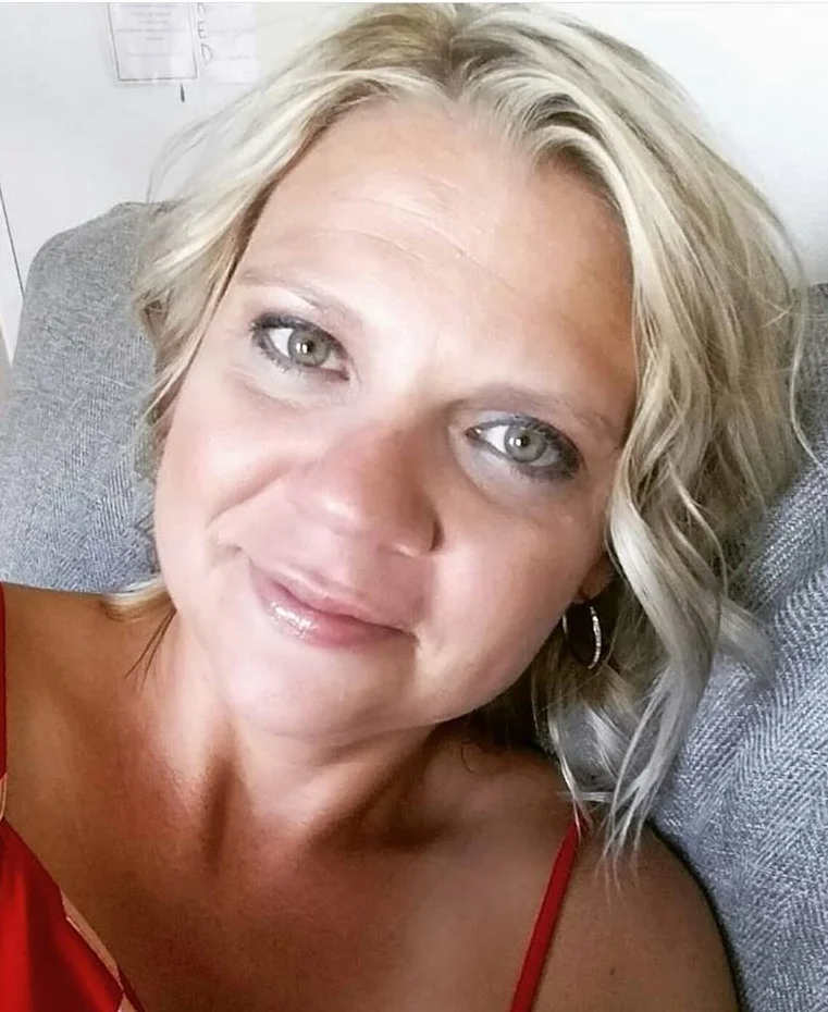 Janelle, 38 - Mother of 2 Girls "These products are soooo good. I love the whole regime! One thing that I love is that with using Celavive, I feel so much more confident in my face. I love how it looks and feels, and I don't feel so uncomfortable and wanting to cover it up all the time."