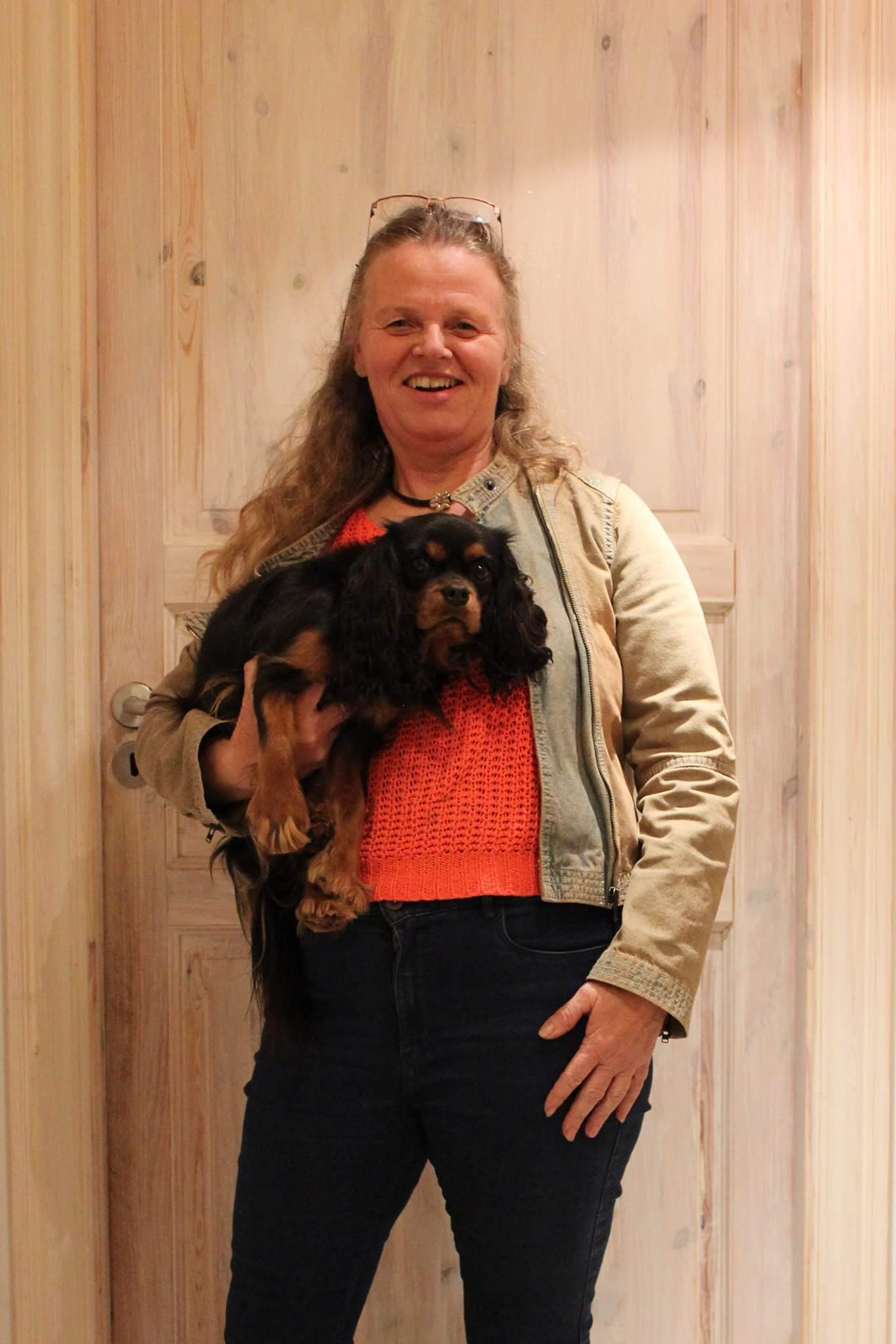 Cavalier king charles spaniel Liva kigger ned på Anitas arm.jpeg