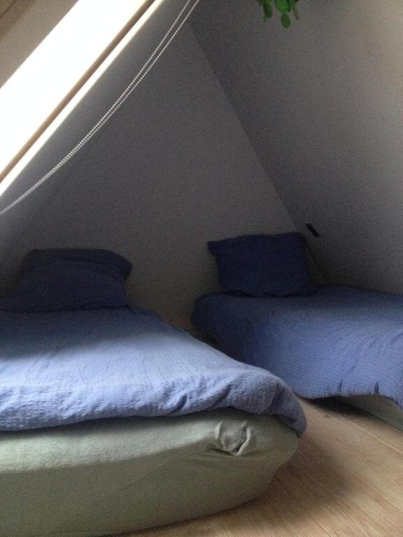 Hems ind i hems 3 pers værelse blåt sengetøj på.jpg
