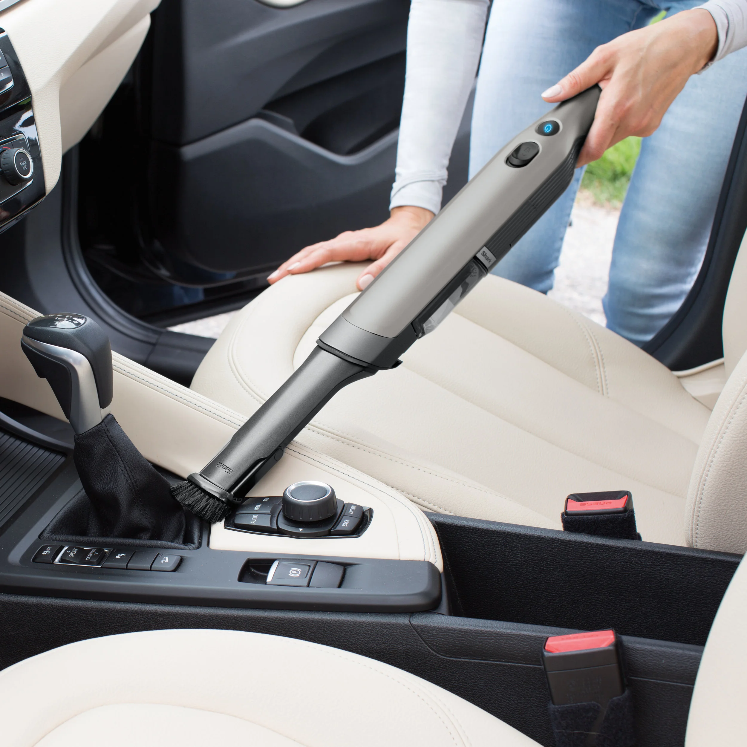 R_WV200_InUse_Car_CenterConsole_DusterCrevice.jpg