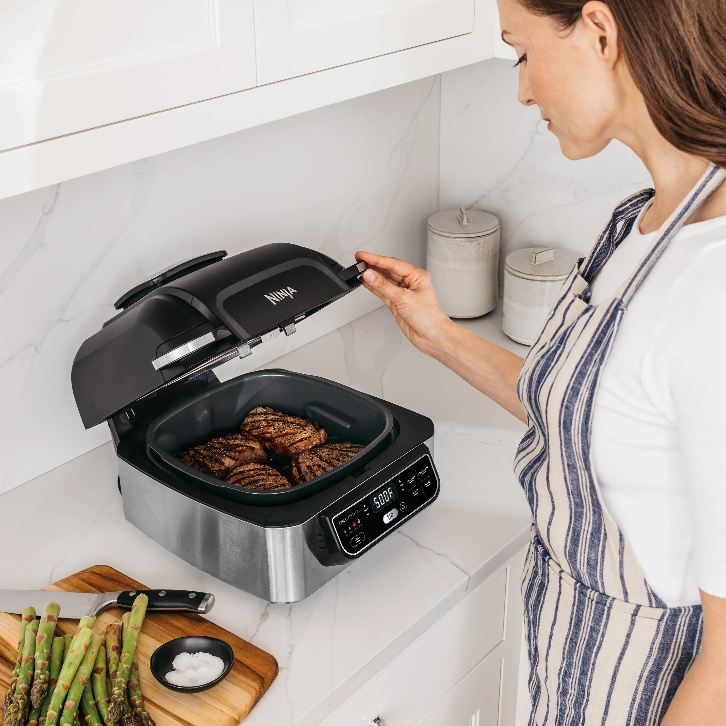 R_AG302_InUse_LiftLid_Steaks_Woman.jpg