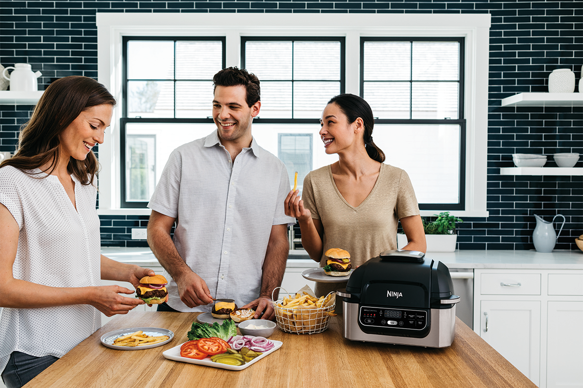 R_AG400_InUse_GroupEatingBurgers.png