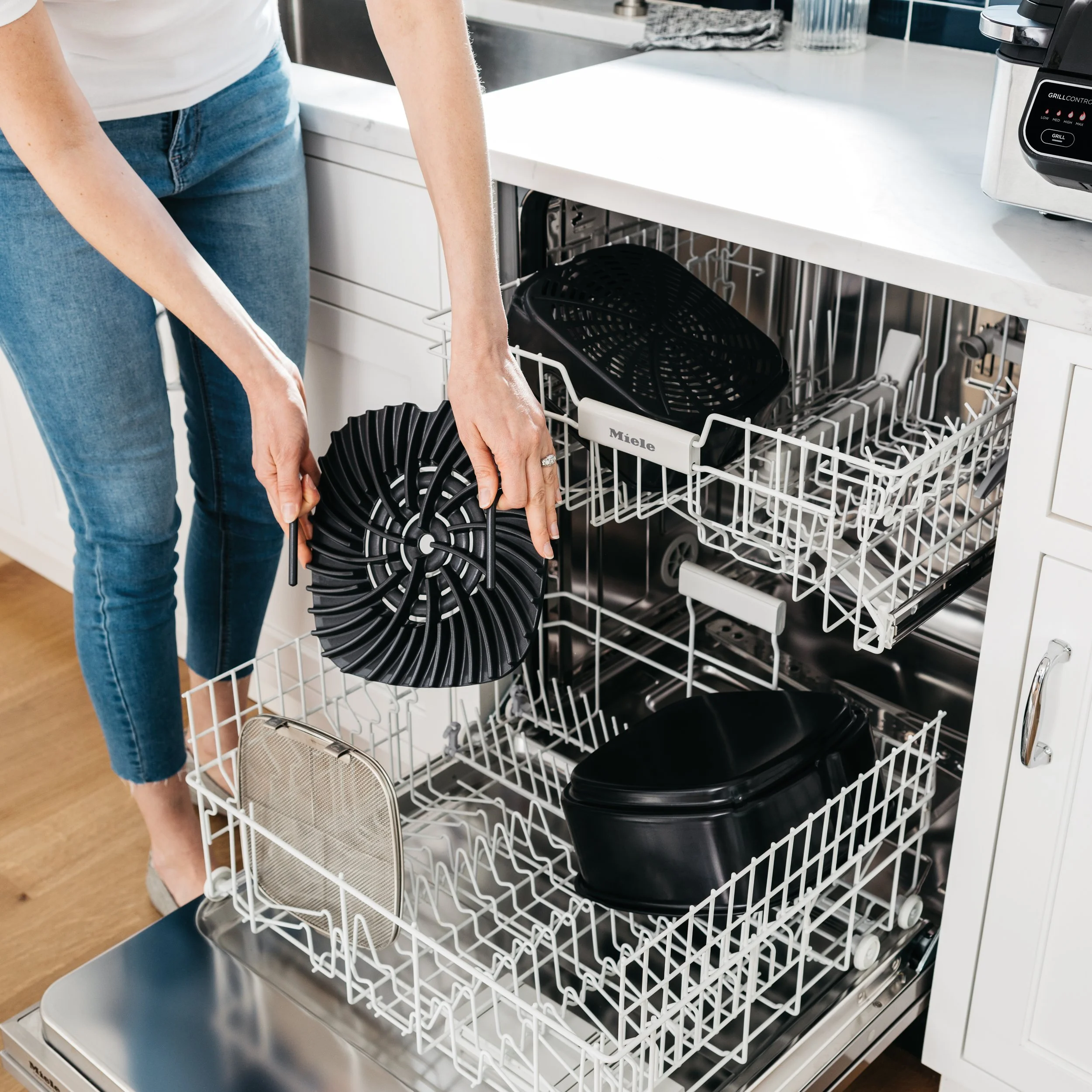 R_AG302_InUse_PlaceInDishwasher_Woman.jpg
