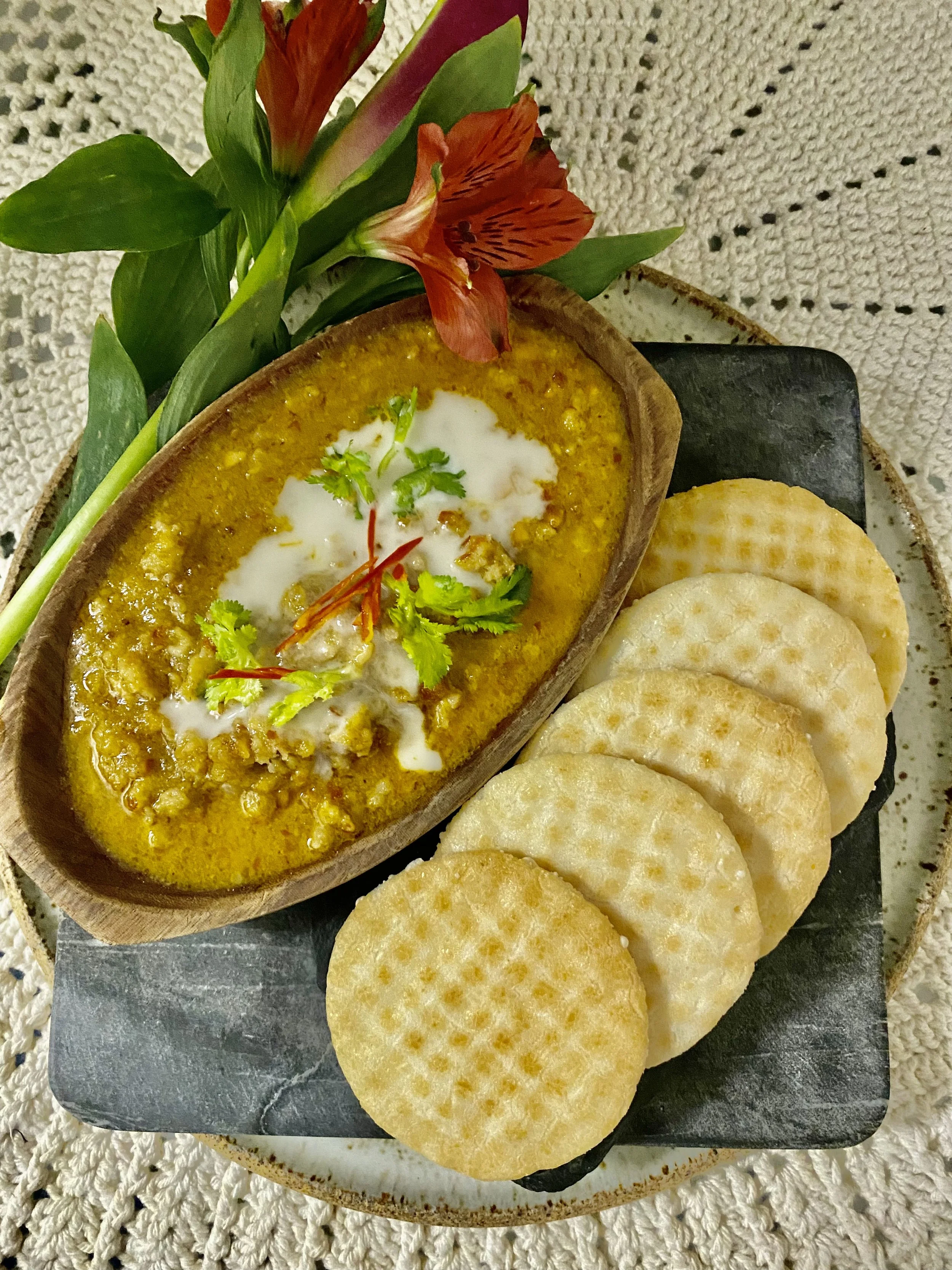 Rice crackers w/ pork and shrimp dipping