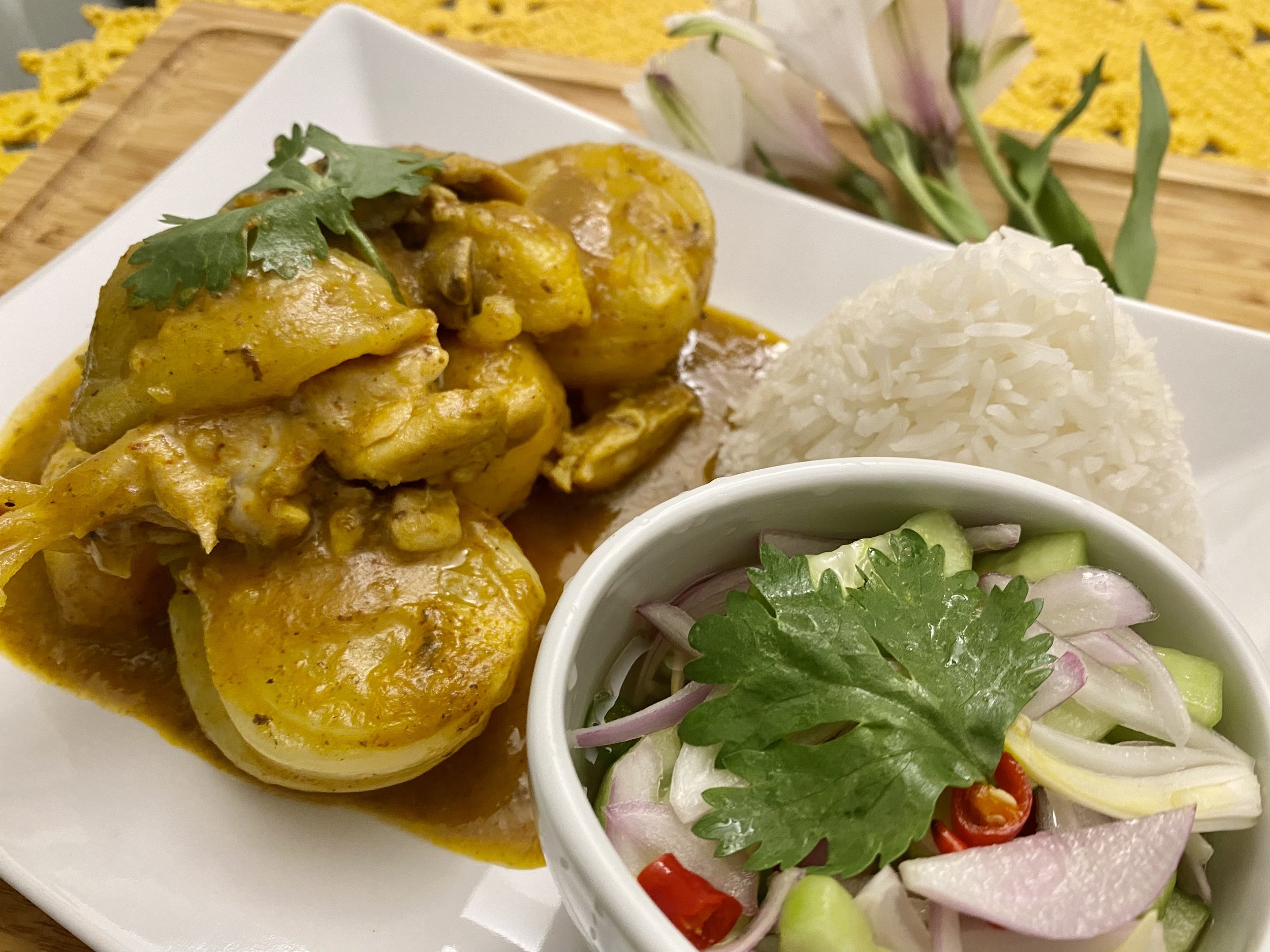 Yellow chicken curry w/ rice