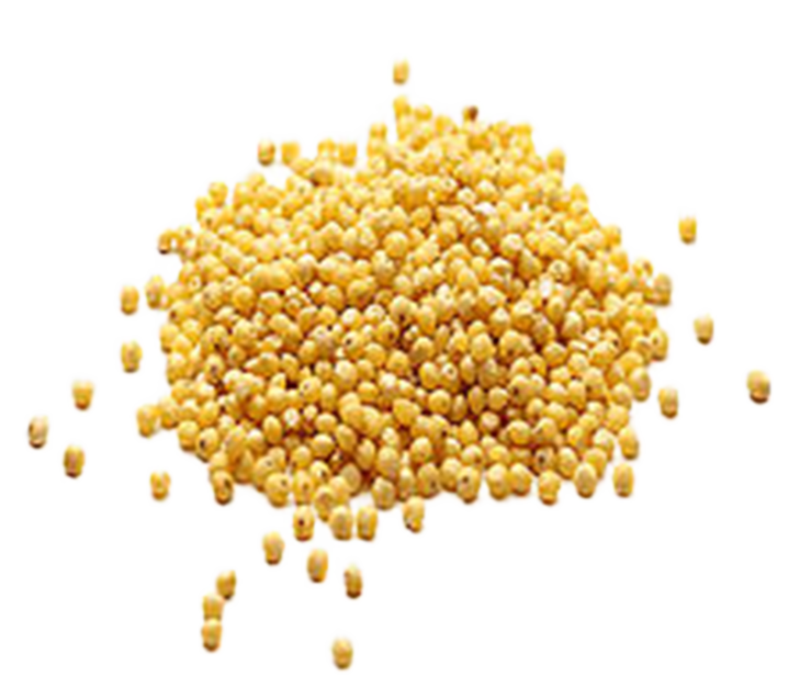Ein Haufen gelber Hirsekörner auf einer Fläche, auf der einige Körner verstreut liegen.