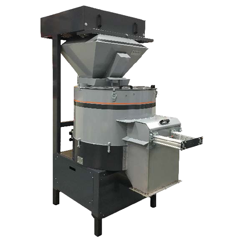 Industrielle Mahl- oder Zerkleinerungsmaschine mit einem trichterförmigen Einfülltrichter, einer zylindrischen Kammer und einem Förderband zur Verarbeitung von Materialien.