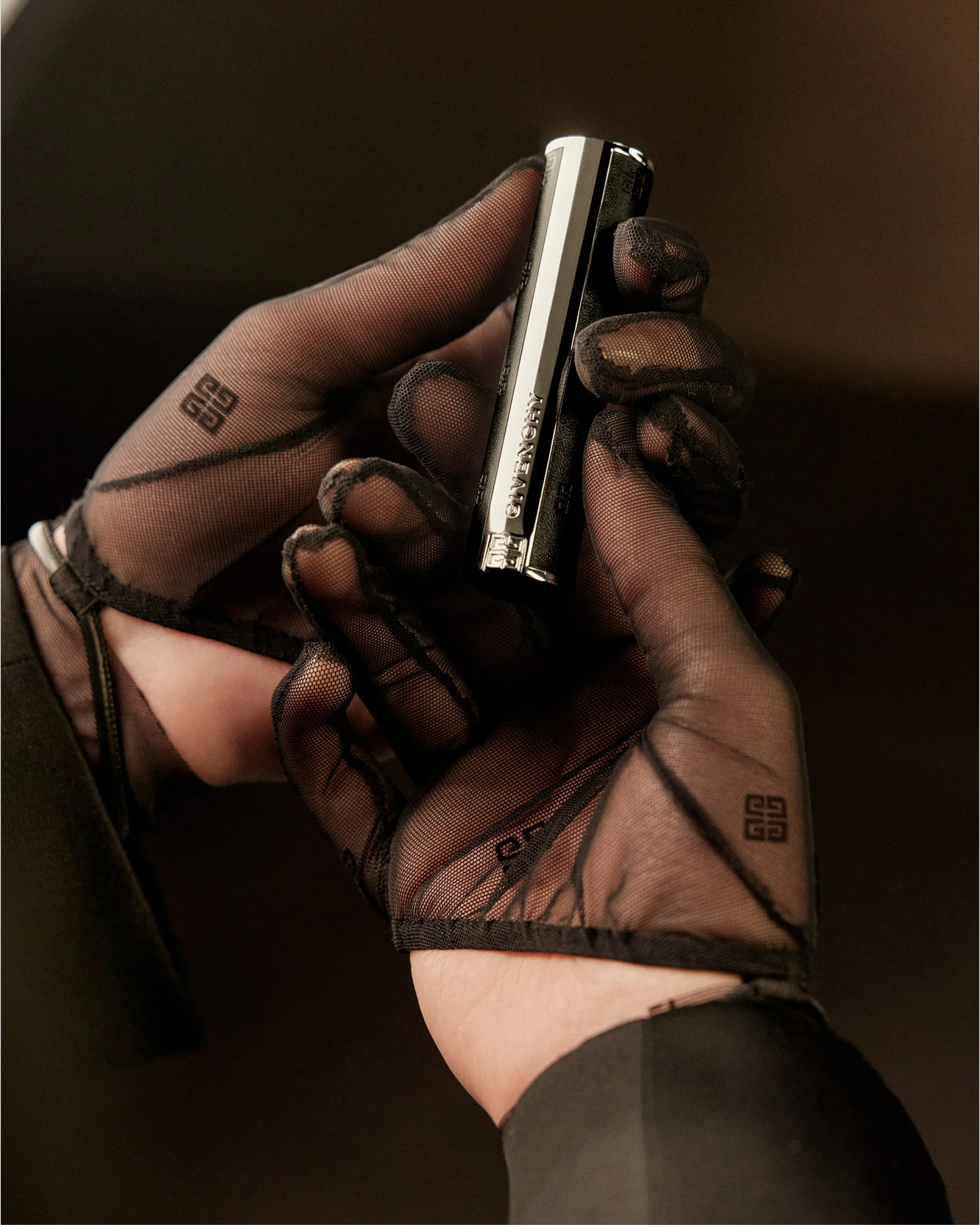 GIVENCHY-INTERDIT_LRI_BTS_4x5_9.jpg