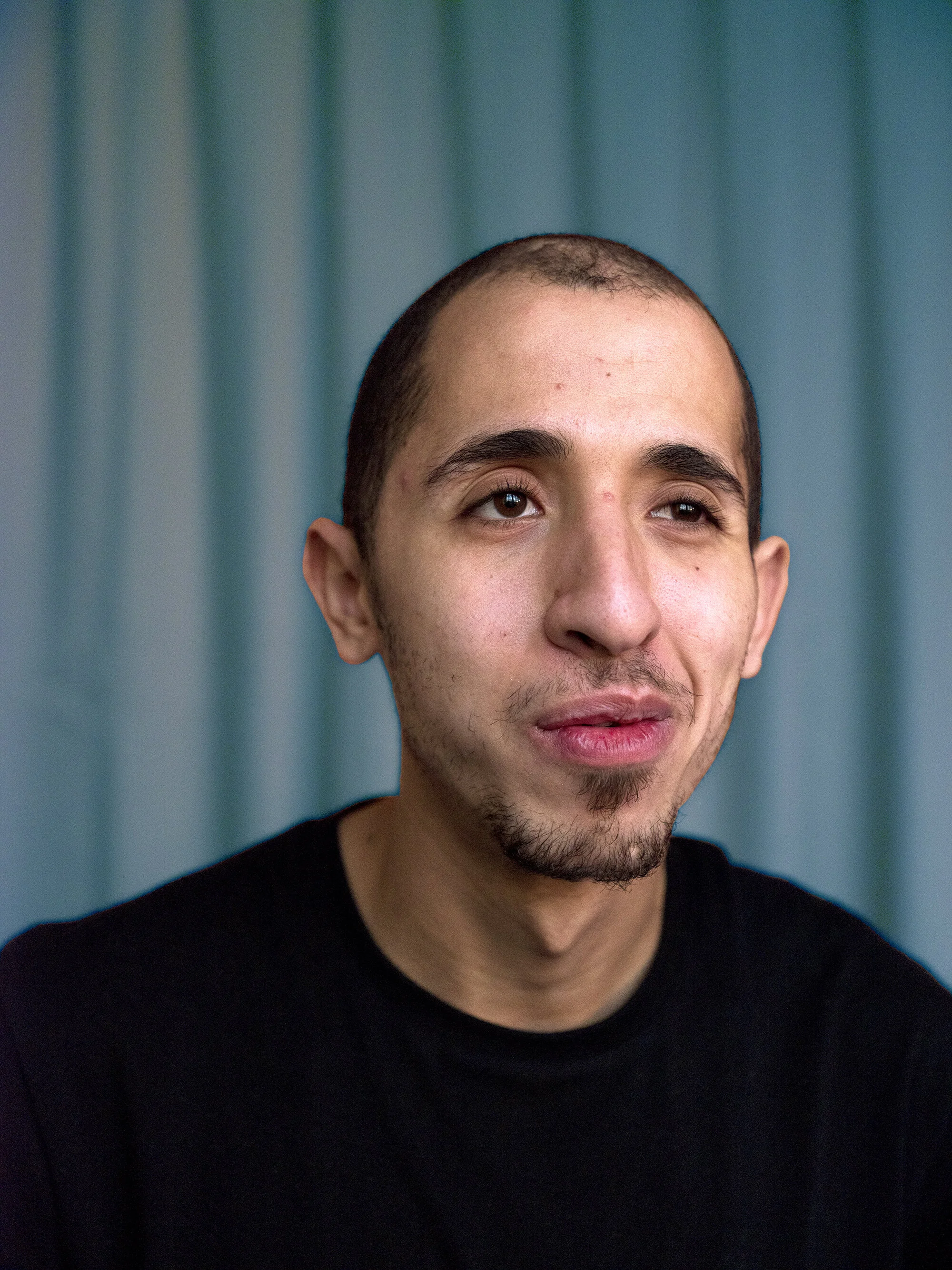     Mercredi 13 décembre 2017, Il regarde une photographie de sa chambre et lui dit:     «Je connais cet appartement. Une fille y habite.     -Oui, c’est vrai.     Tu te souviens de cette fille?     -Non, je ne me souviens pas d’elle. Dans son appart