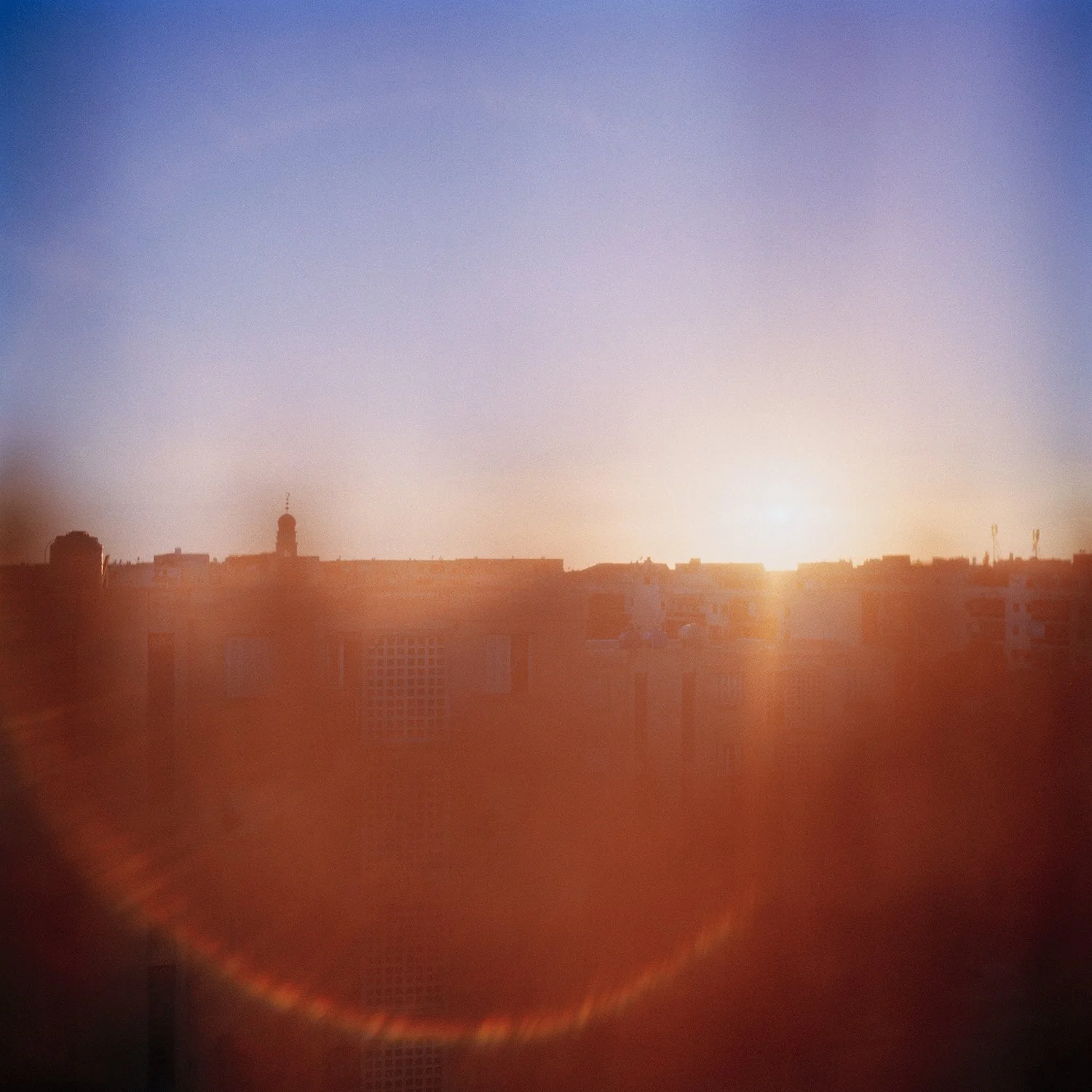   Mercredi 13 décembre 2017, Il regarde une photographie de sa chambre et lui dit:     «Je connais cet appartement. Une fille y habite.     -Oui, c’est vrai.     Tu te souviens de cette fille?     -Non, je ne me souviens pas d’elle. Dans son appartem