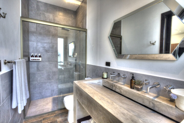 suite bath (Small).jpg