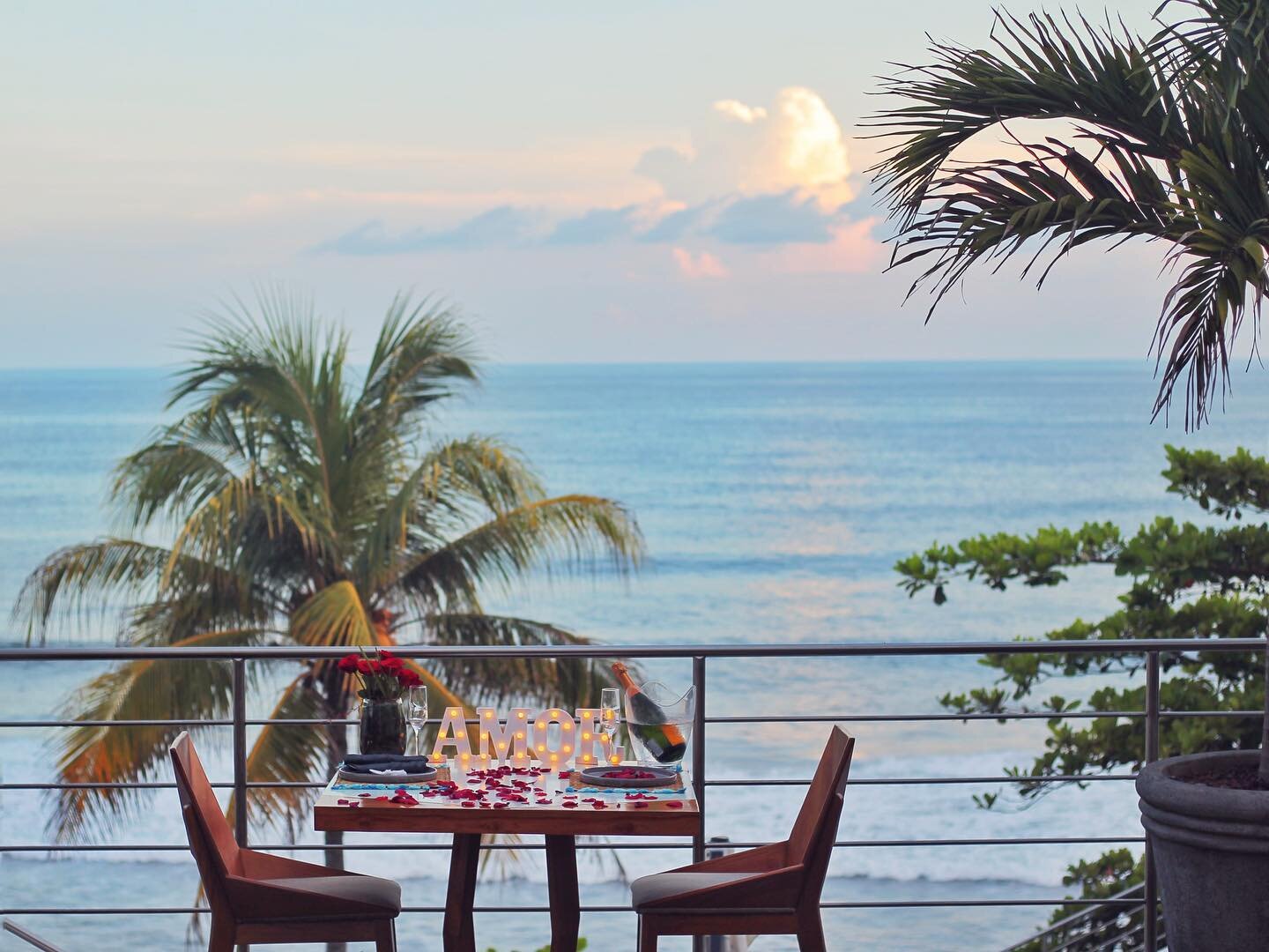 Romance is in the air😍. Enjoy the pacific sunset, exquisite cuisine and crafted cocktails with the one you love. Reserve your table now! 

#elsalvador #eltunco #elzonte #hoteldeplaya #gartenzonte #sanvalentin