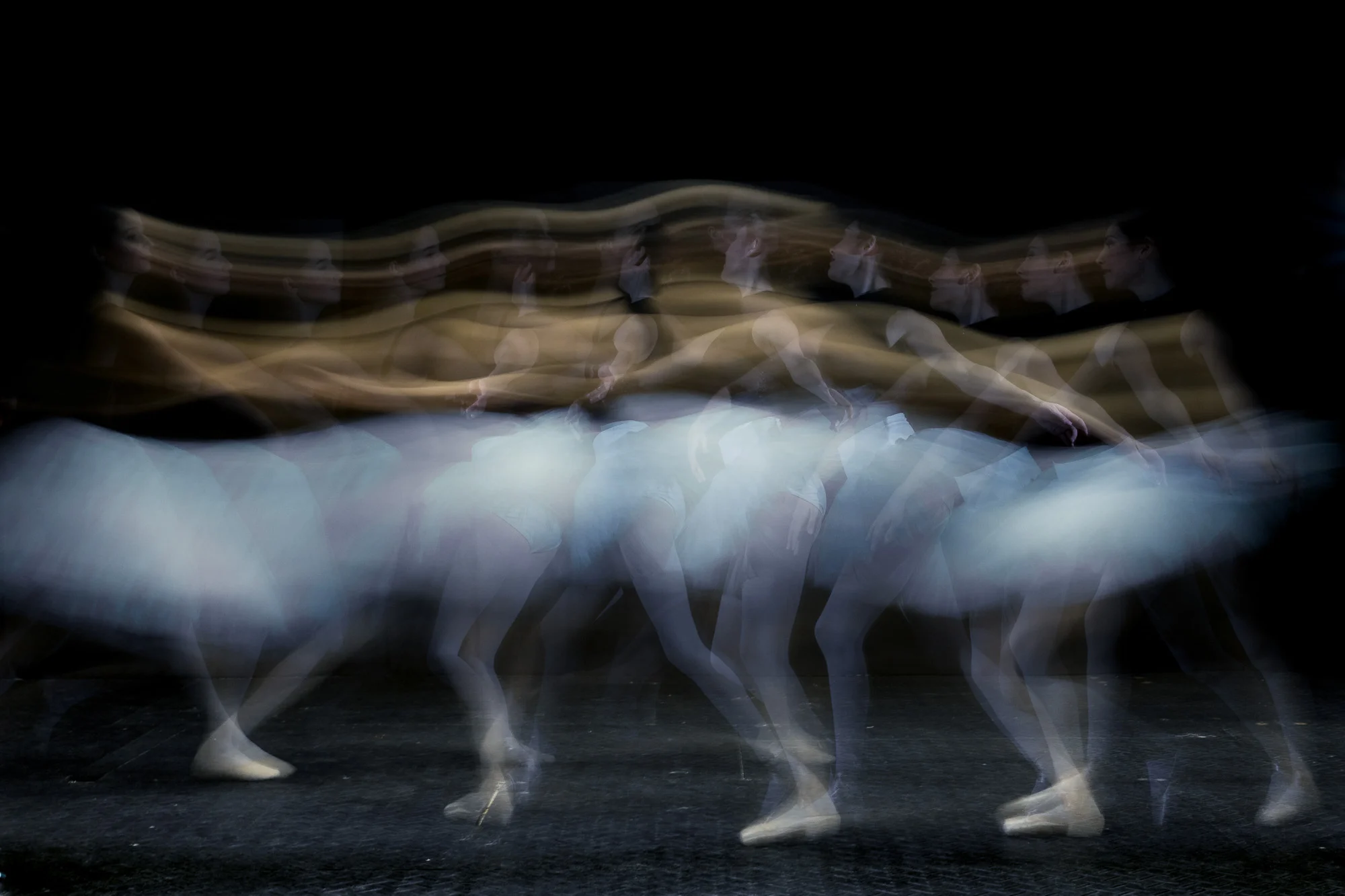 2 dancers, 8 flashes