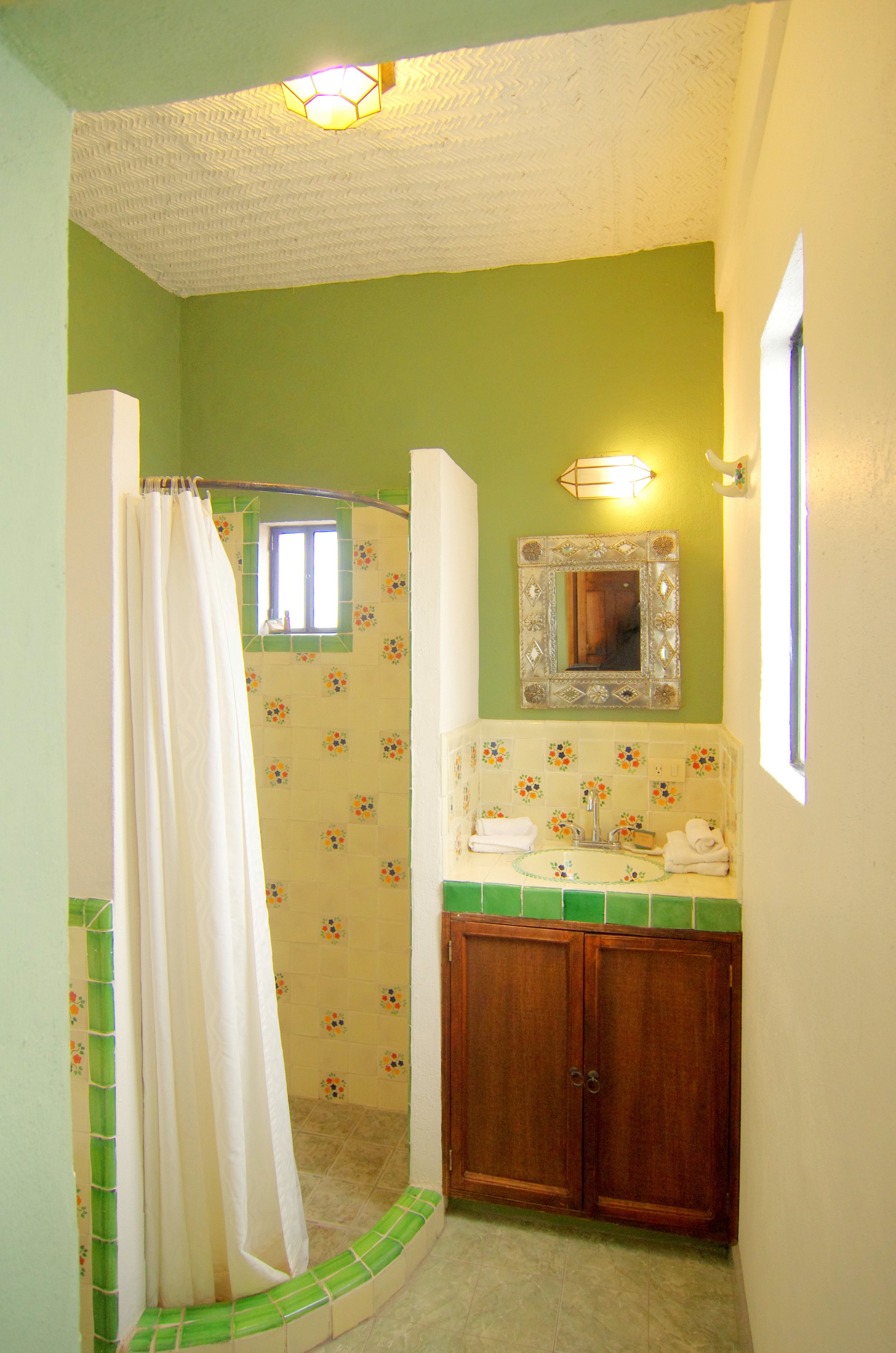 La Vista Bath w shower.jpg