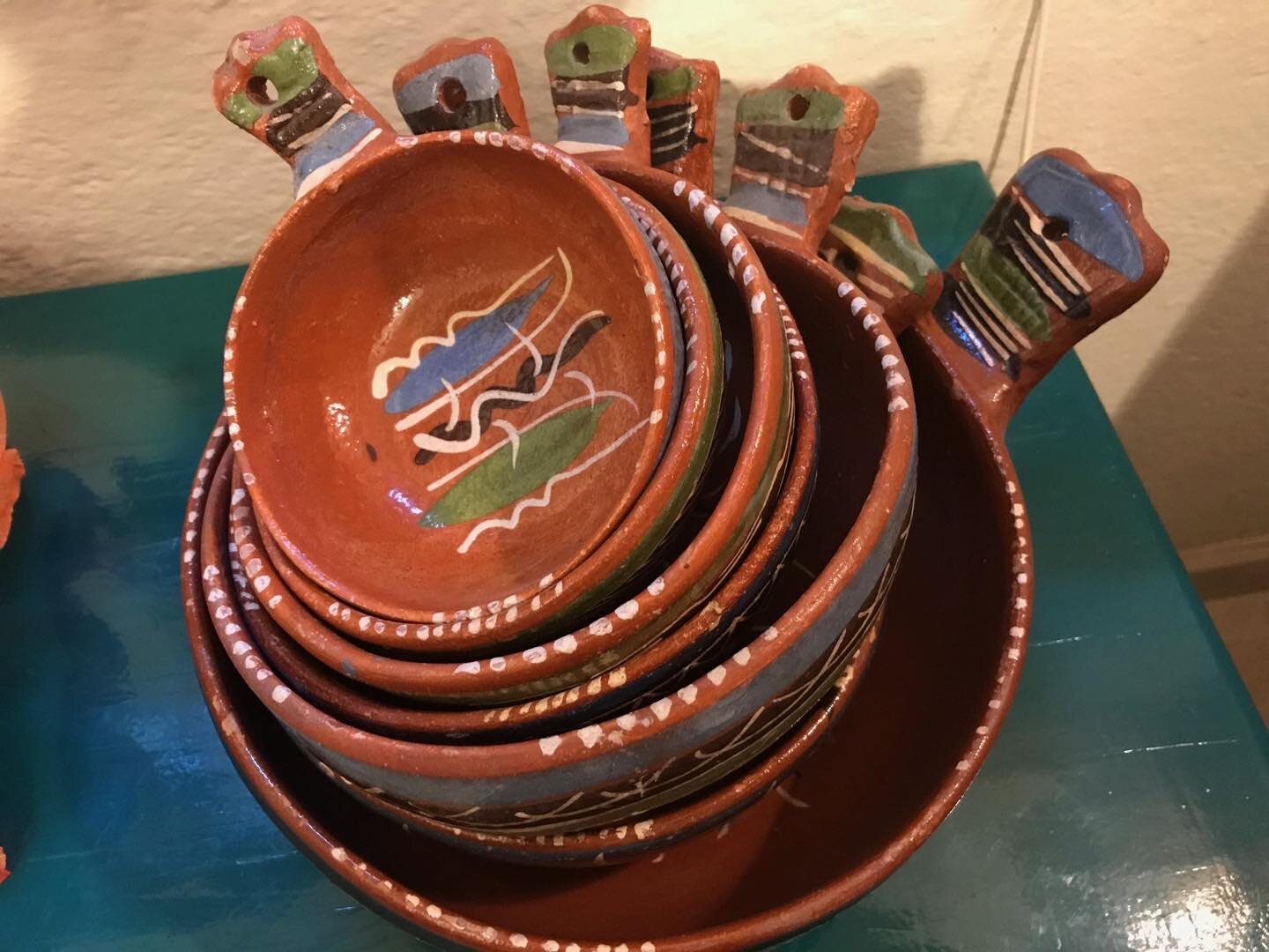 Such a selection of pottery in San Miguel de Allende - and this is a photo of old traditional pottery. Come and stay with us and we&rsquo;ll use it for guacamole and chips! 

#casadelanochesma #boutiquehotel #sanmigueldeallende #art #fun #love #trave