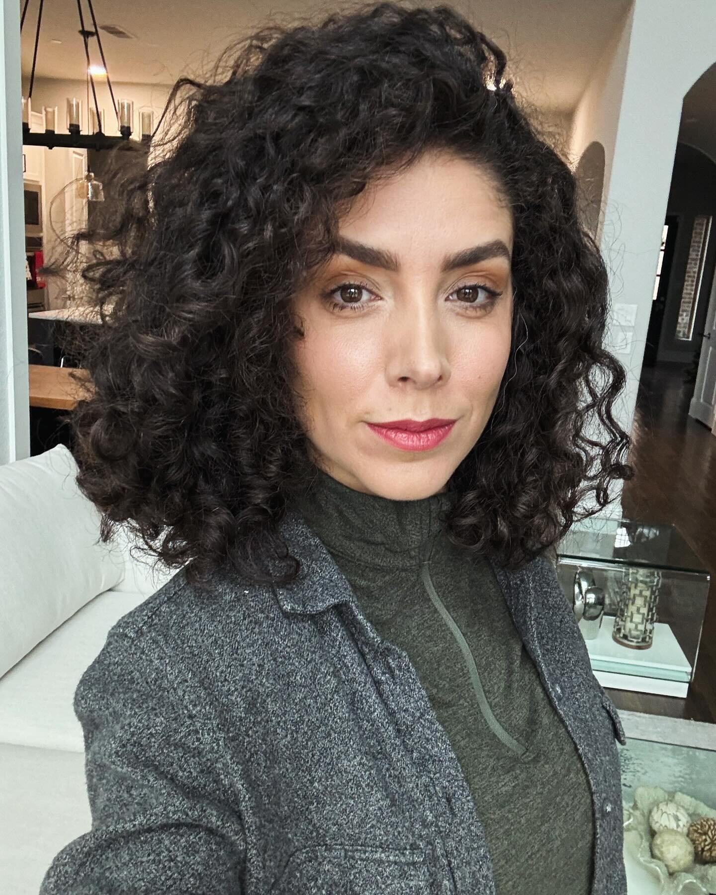 Absolutely loved working with Juliana&rsquo;s gorgeous curls! Follow her @ju.araes creator of &ldquo;Free, Light, and Loose&rdquo; for dream curls. #curlyhair #curly #curlyhairstyles #curls #curly