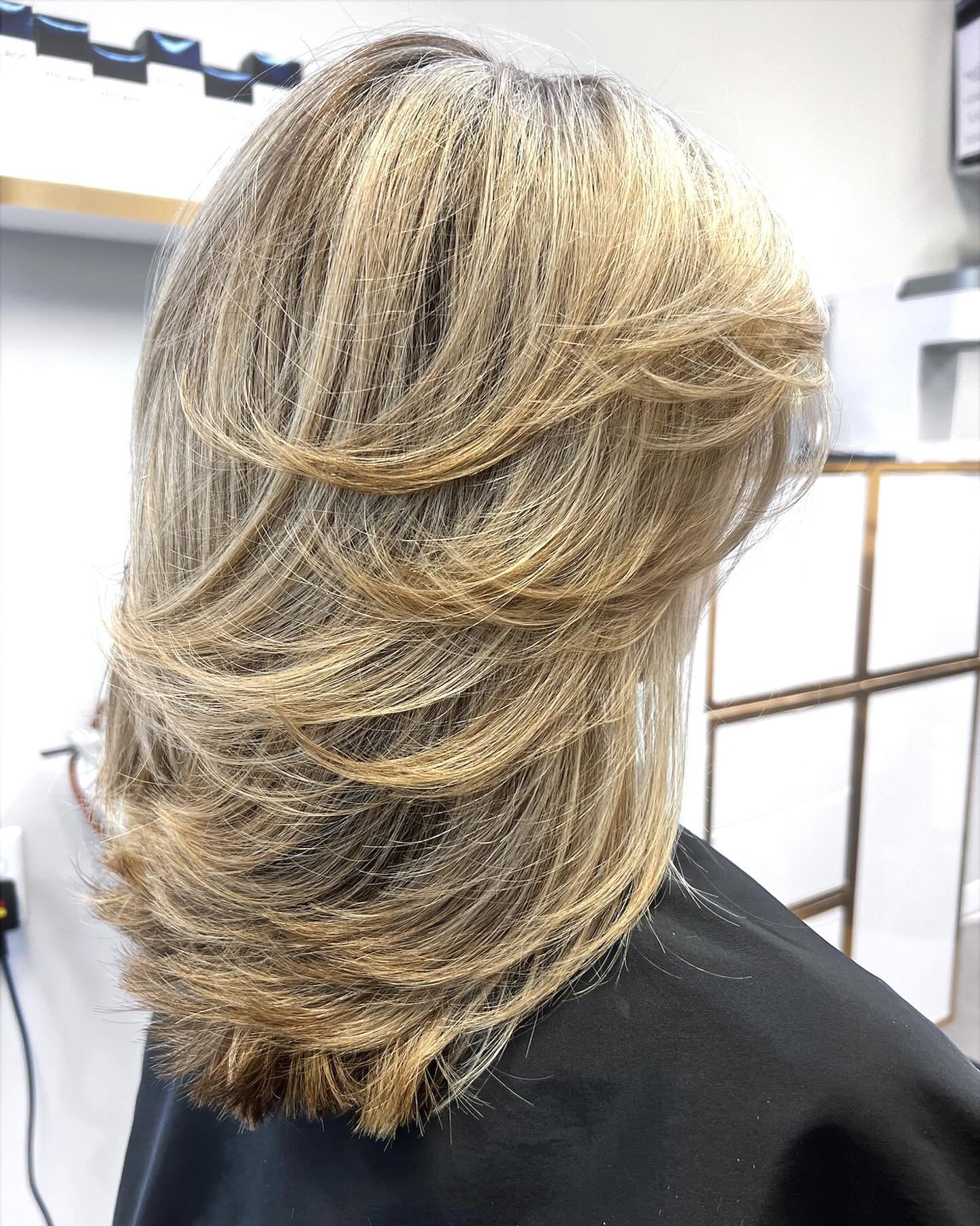 Blonde highlights meet Scott Risk&rsquo;s signature layers for a stunning natural look

#scottriskhair #scottrisksignaturelayers #friscolayeredhaircut #friscostylist #longlayers #blondehair #blondehighlights