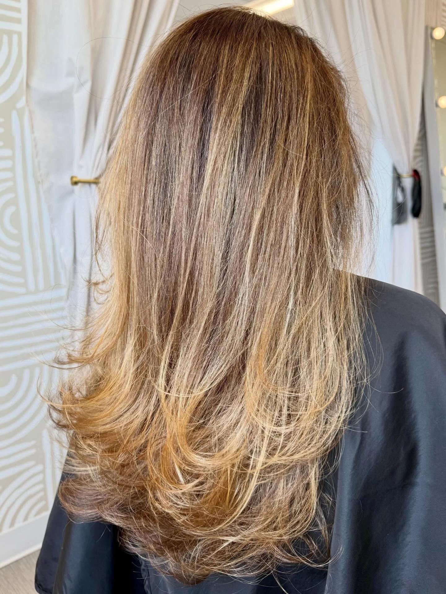 Precision layering + refined dimensional blonde

Built for fine to medium hair:
&ndash; soft movement
&ndash; controlled brightness
&ndash; seamless blend
&ndash; no bulk removal damage
&ndash; natural, believable tone

This is what dimensional color