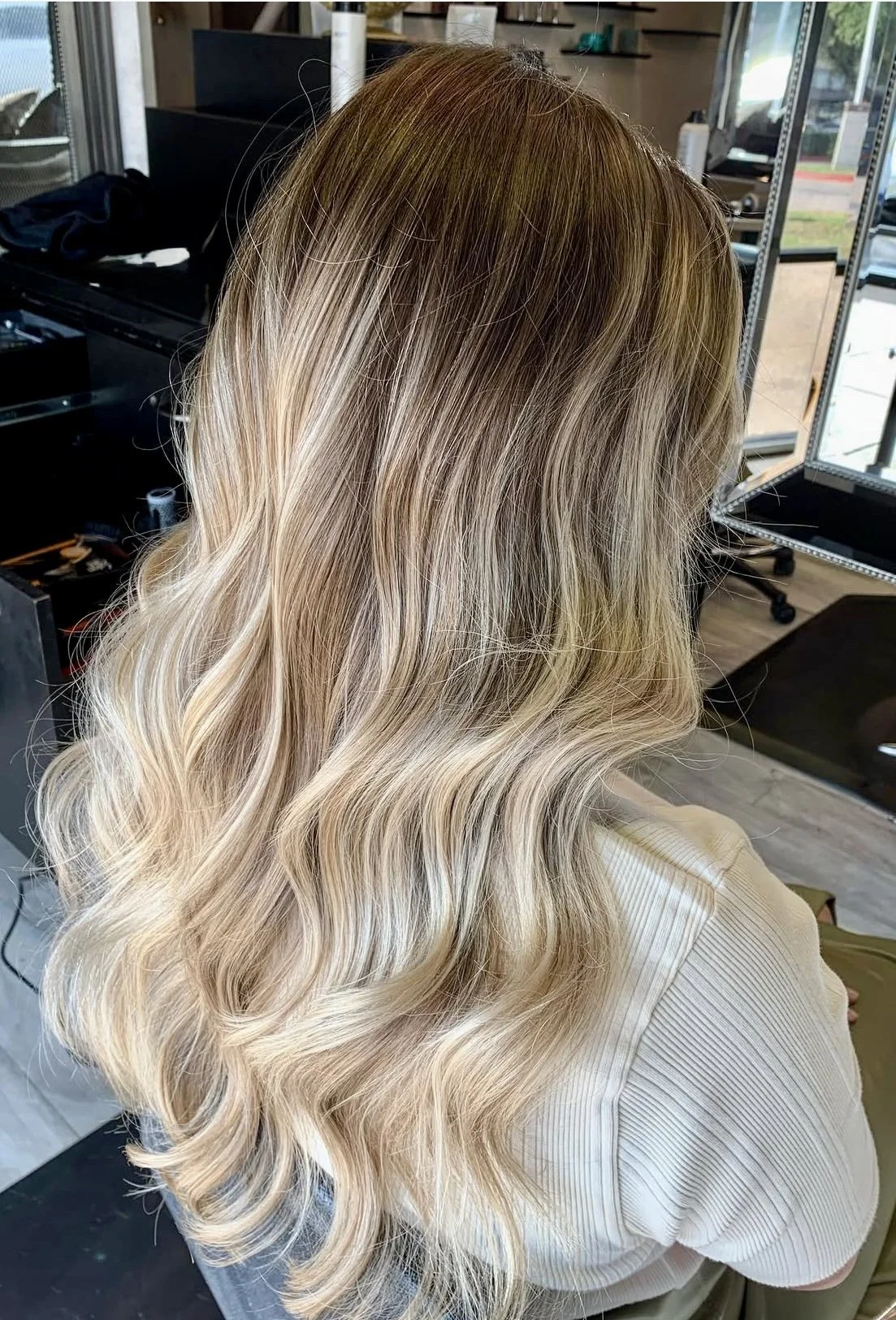 Refined natural blonde highlights with soft beige tone and seamless dimension, designed for fine to medium hair with controlled brightness and no visible highlight lines.
