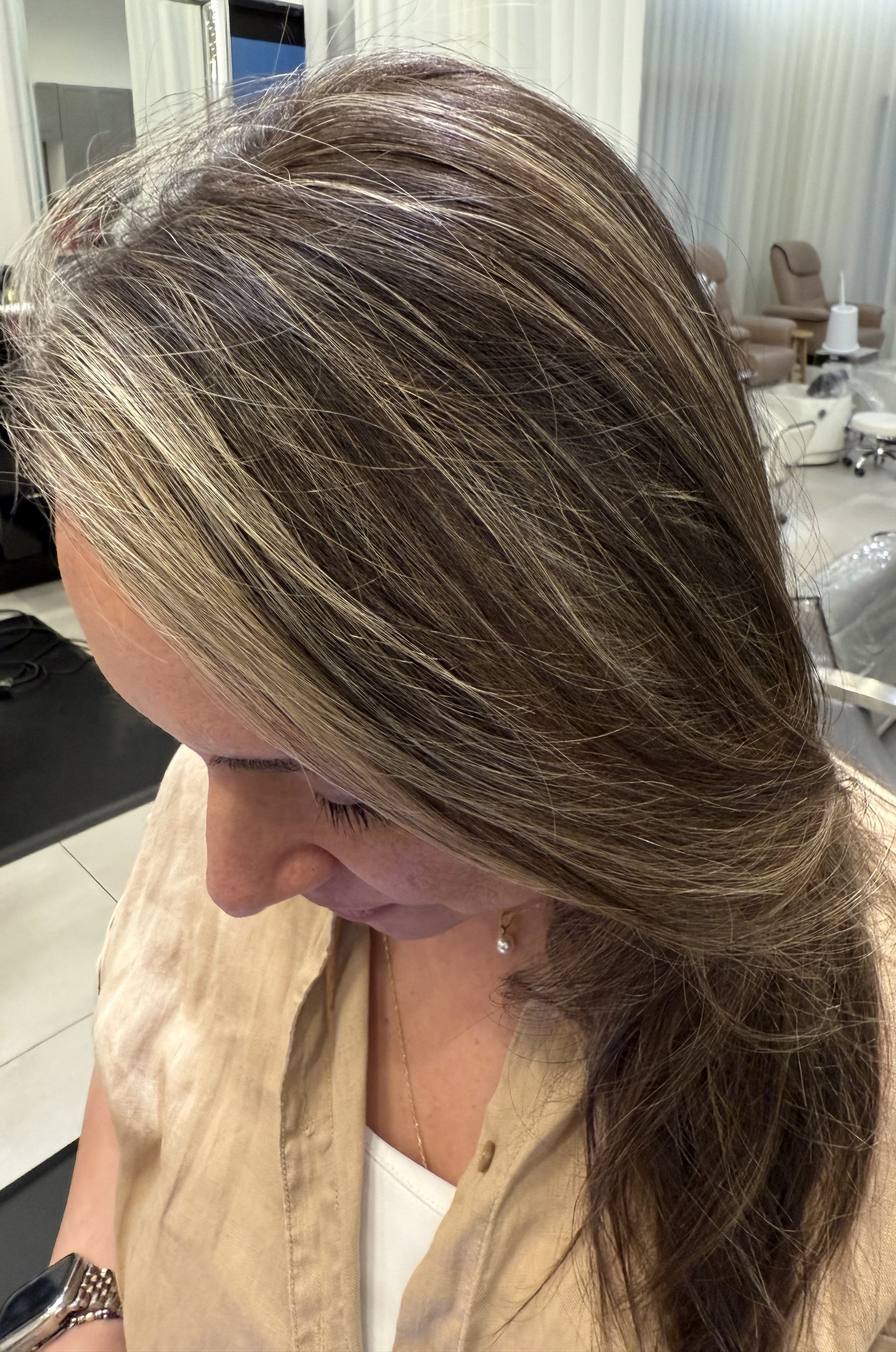 Refined dimensional hair color with soft blended highlights and natural depth, designed for seamless root integration, controlled brightness, and long-term tone balance for fine to medium hair.