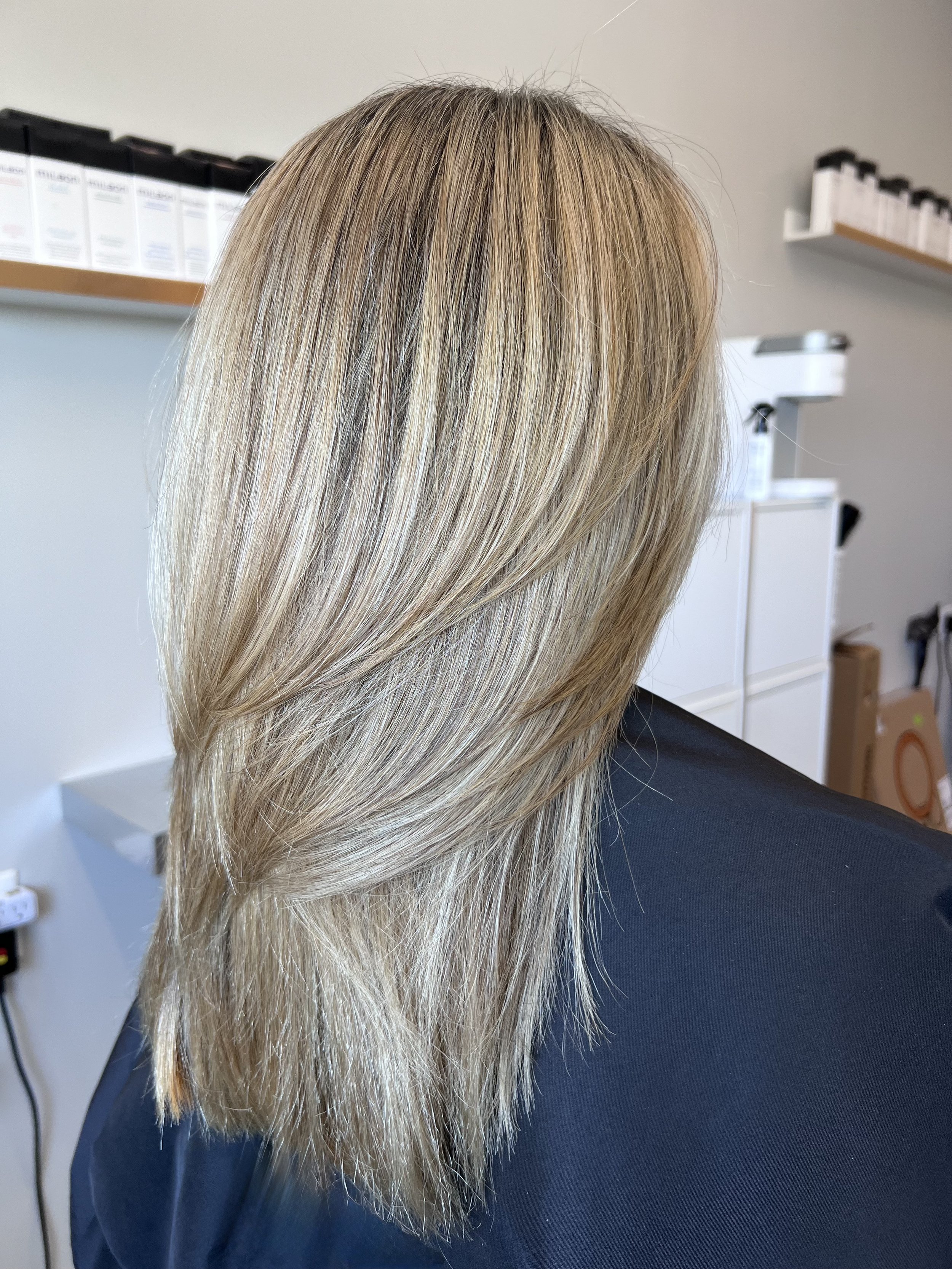 Soft blonde highlights with lightweight dimension and clean tone control, avoiding excessive brightness while preserving natural depth and movement.
