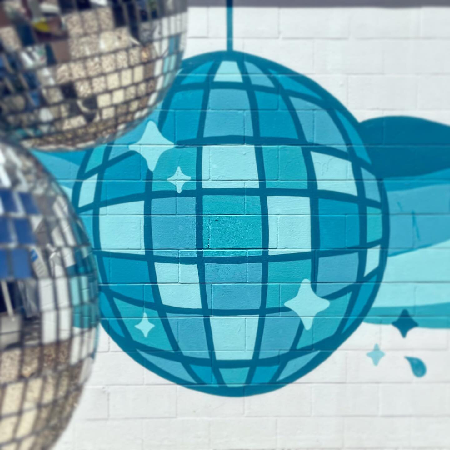 Have a groovy weekend 🪩 

#communitymural #tallahassee #art #artist  #paint #color #streetart #signpainting #designer #disco #discoball #blue #anniversarymural #keepitlocal #tallahasseearts #ihearttally #workoutstudio #artistofinstagram #thedesignti